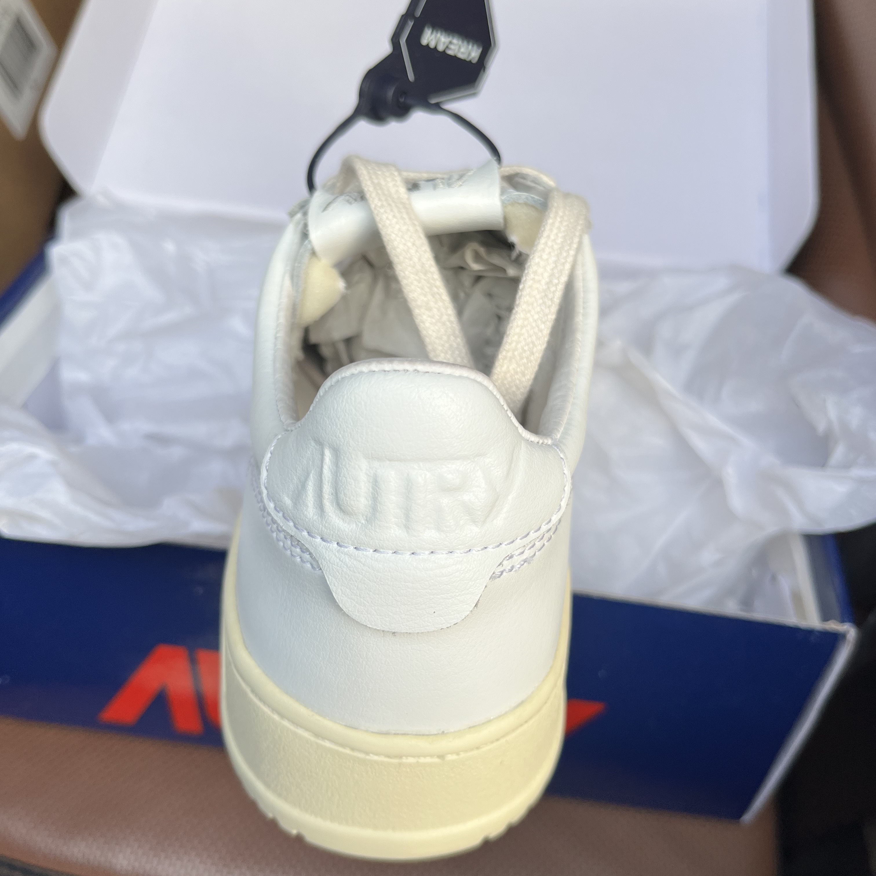 (W) Autry Medalist Low Leather Sneakers White 착용 스타일 - 3
