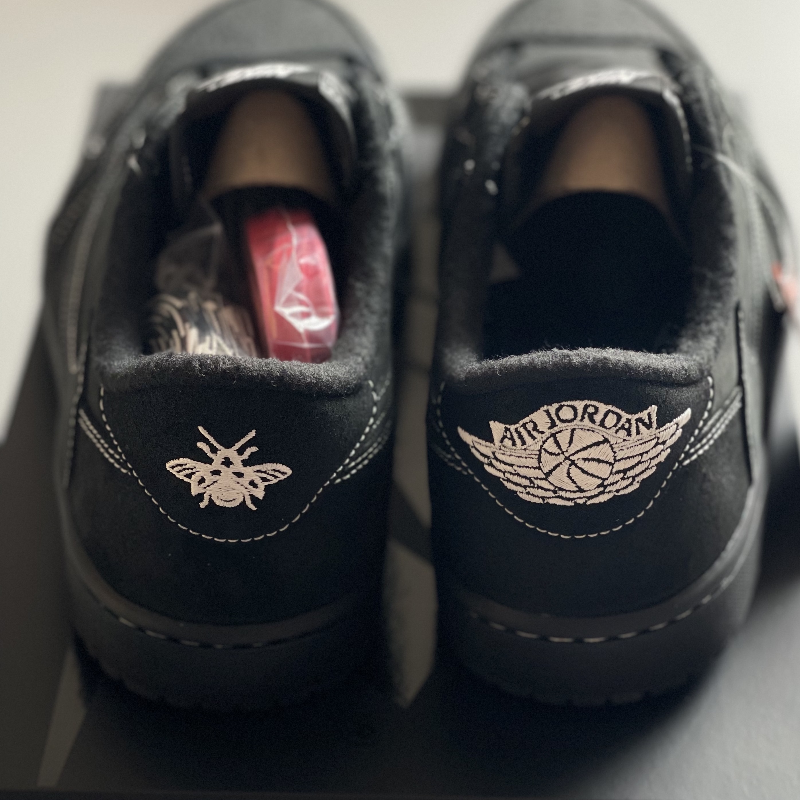 Jordan 1 x Travis Scott Retro Low OG SP Black Phantom 착용 스타일 - 3