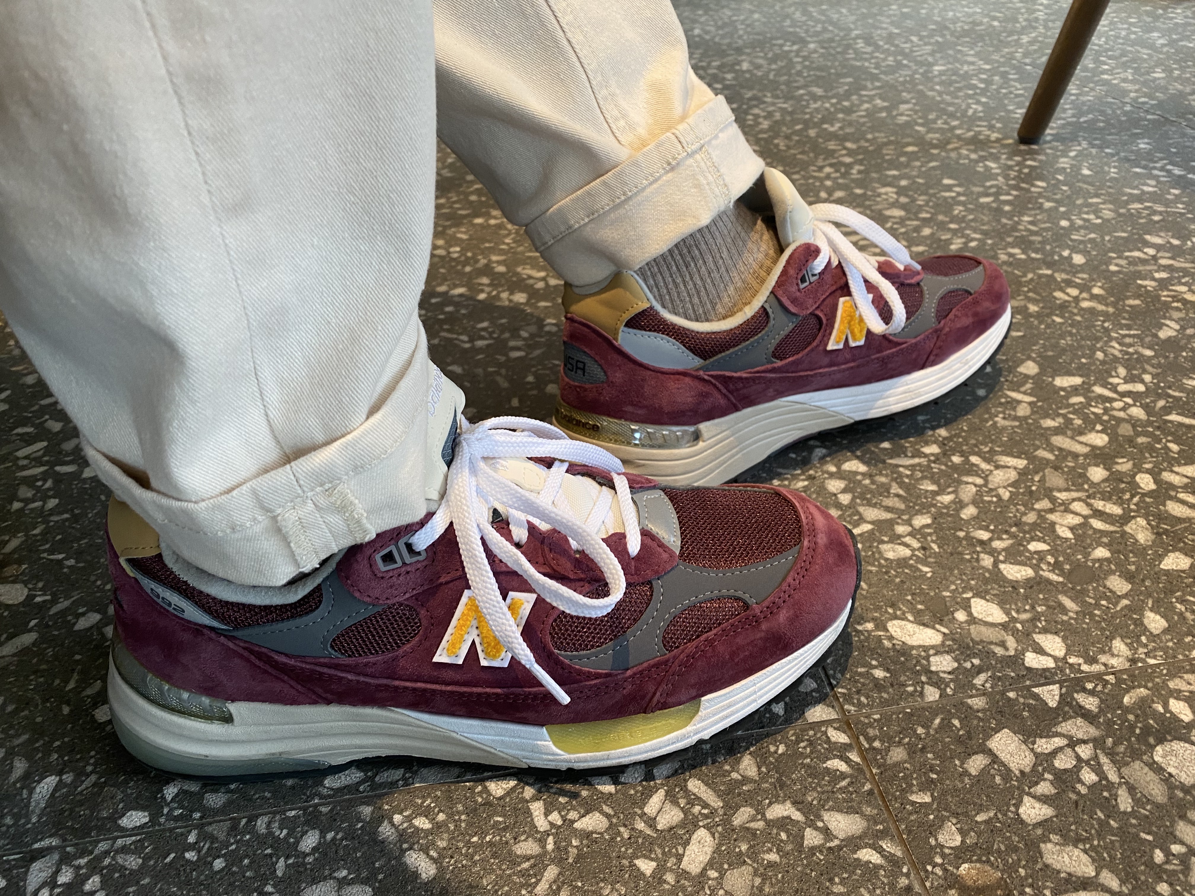 New Balance 992 Made in USA Burgundy Gold 착용 스타일