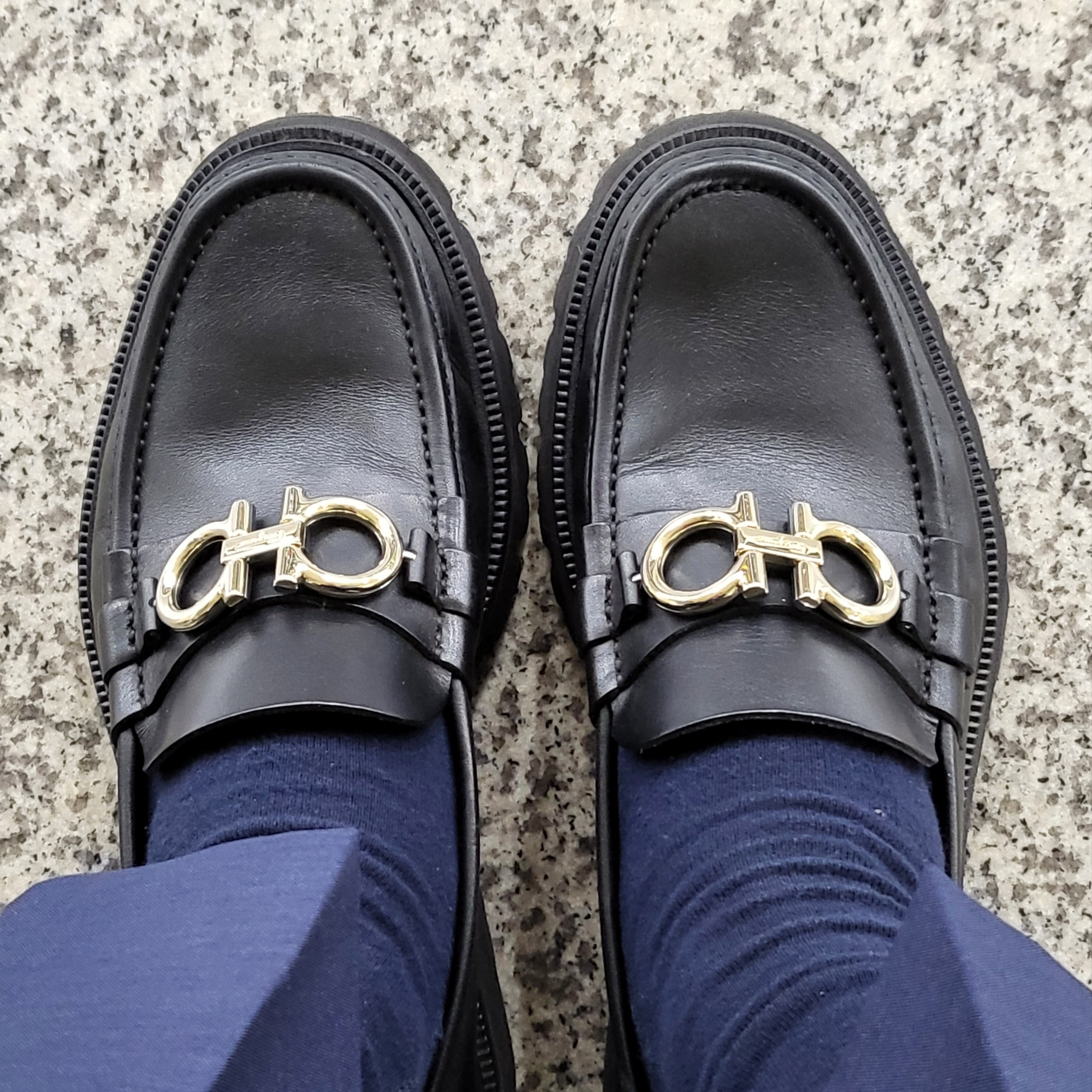 Ferragamo Chunky Moccasin with Gancini Ornament Black - EEE 착용 스타일 - 2