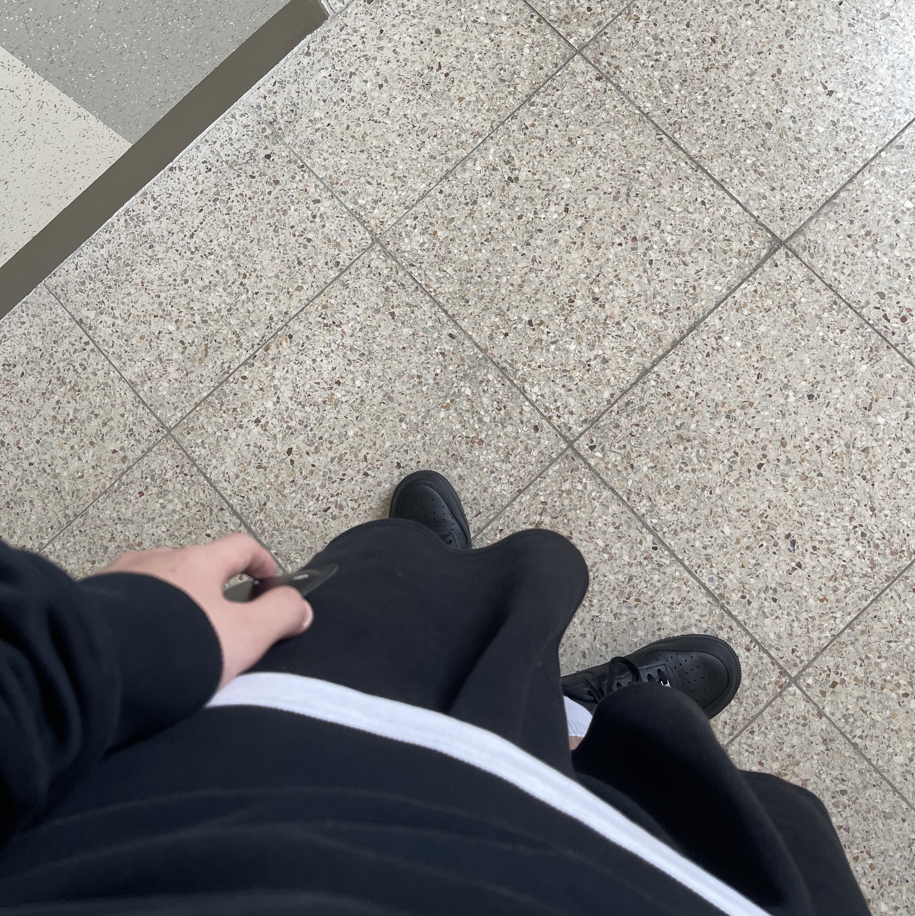 Nike Air Force 1 '07 Low Triple Black 착용 스타일