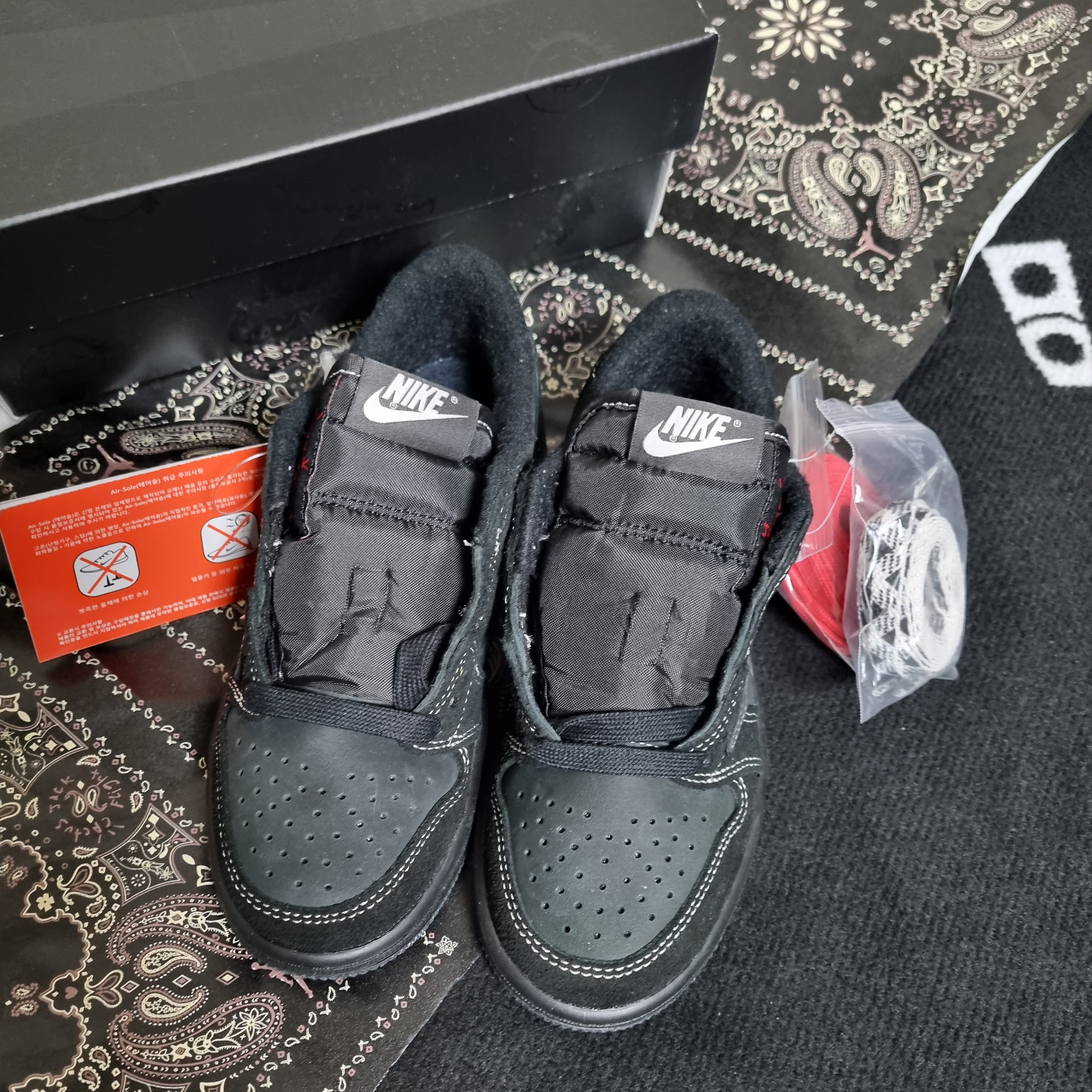 (PS) Jordan 1 x Travis Scott Retro Low OG SP Black Phantom 착용 스타일 - 4