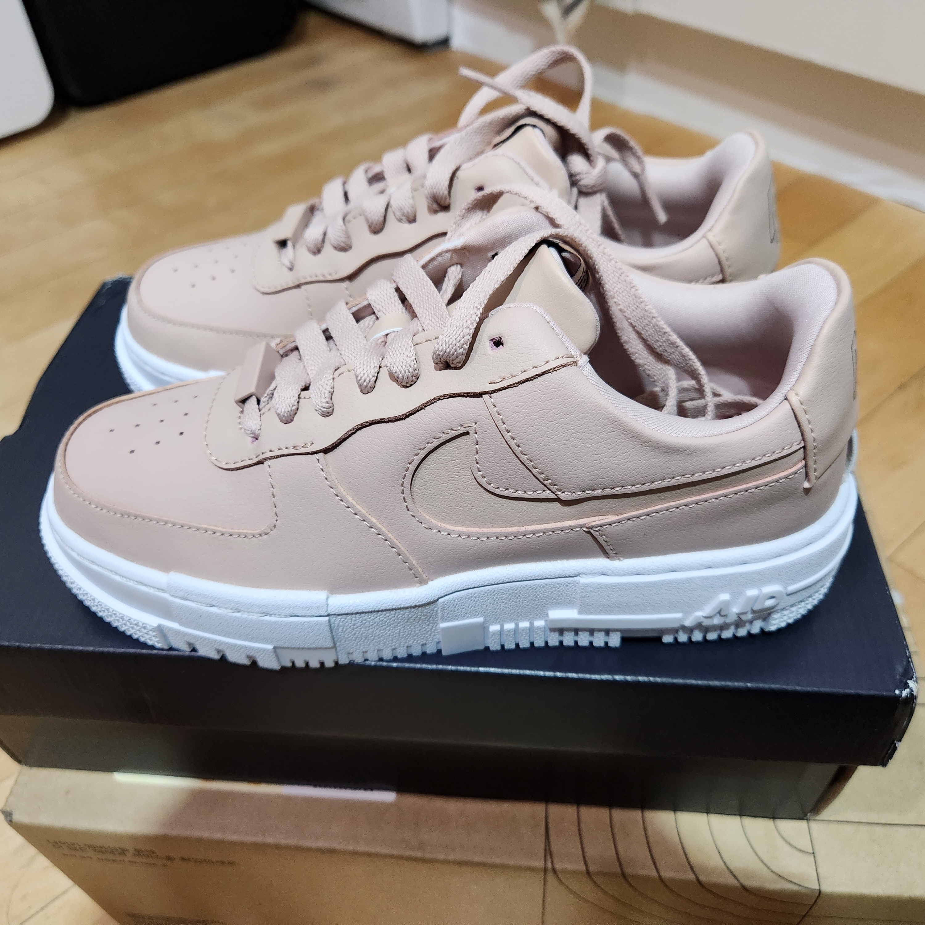 (W) Nike Air Force 1 Pixel Particle Beige 착용 스타일 - 1