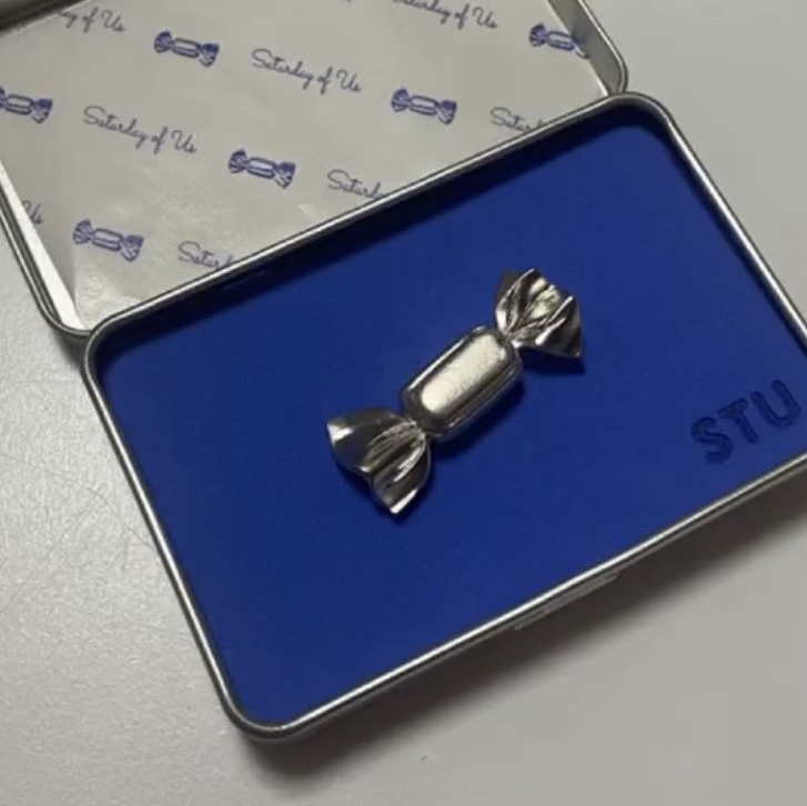 [KREAM 단독] STU Candy Metal Brooch 착용 스타일 - 2