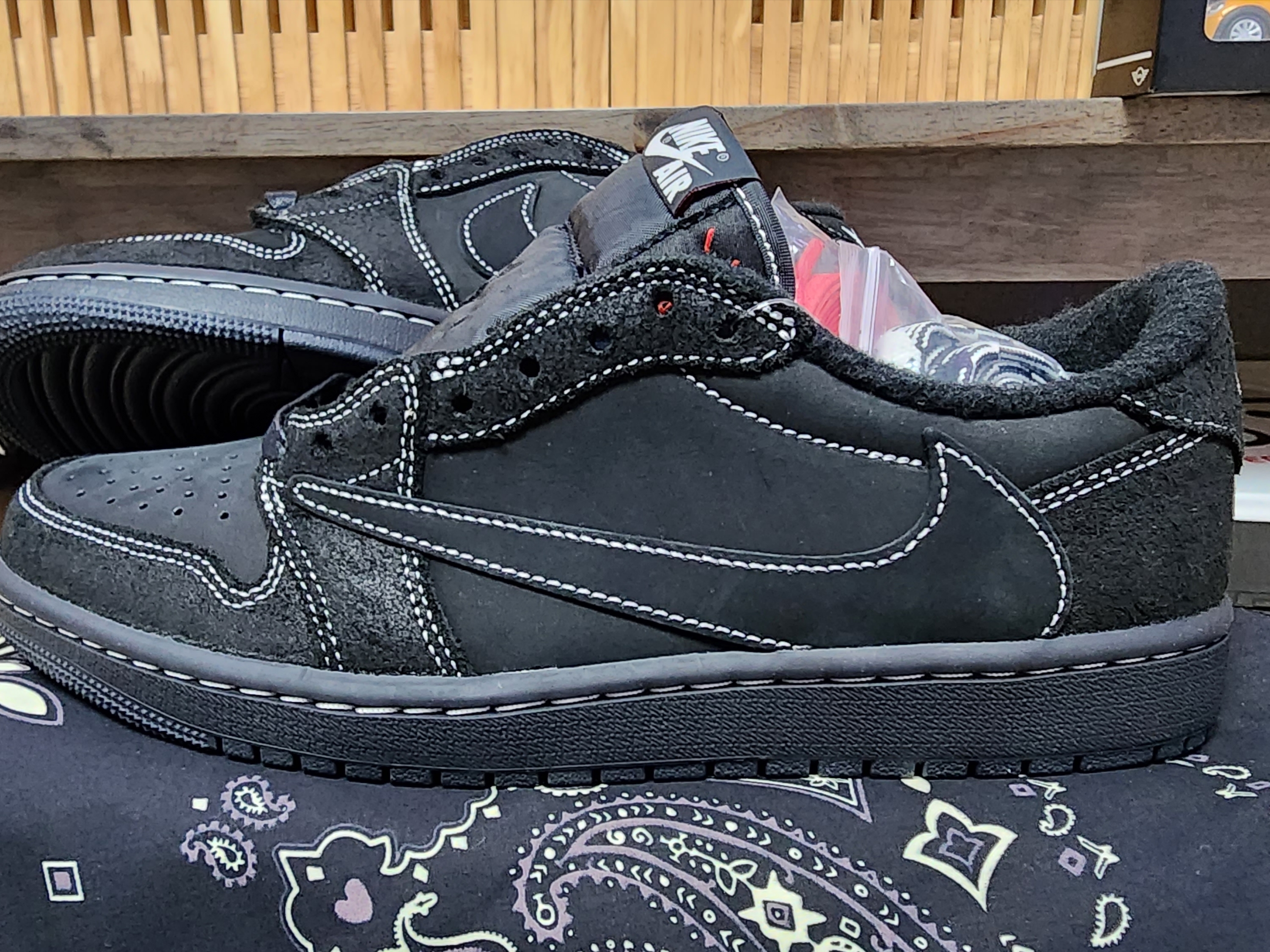 Jordan 1 x Travis Scott Retro Low OG SP Black Phantom 착용 스타일 - 1