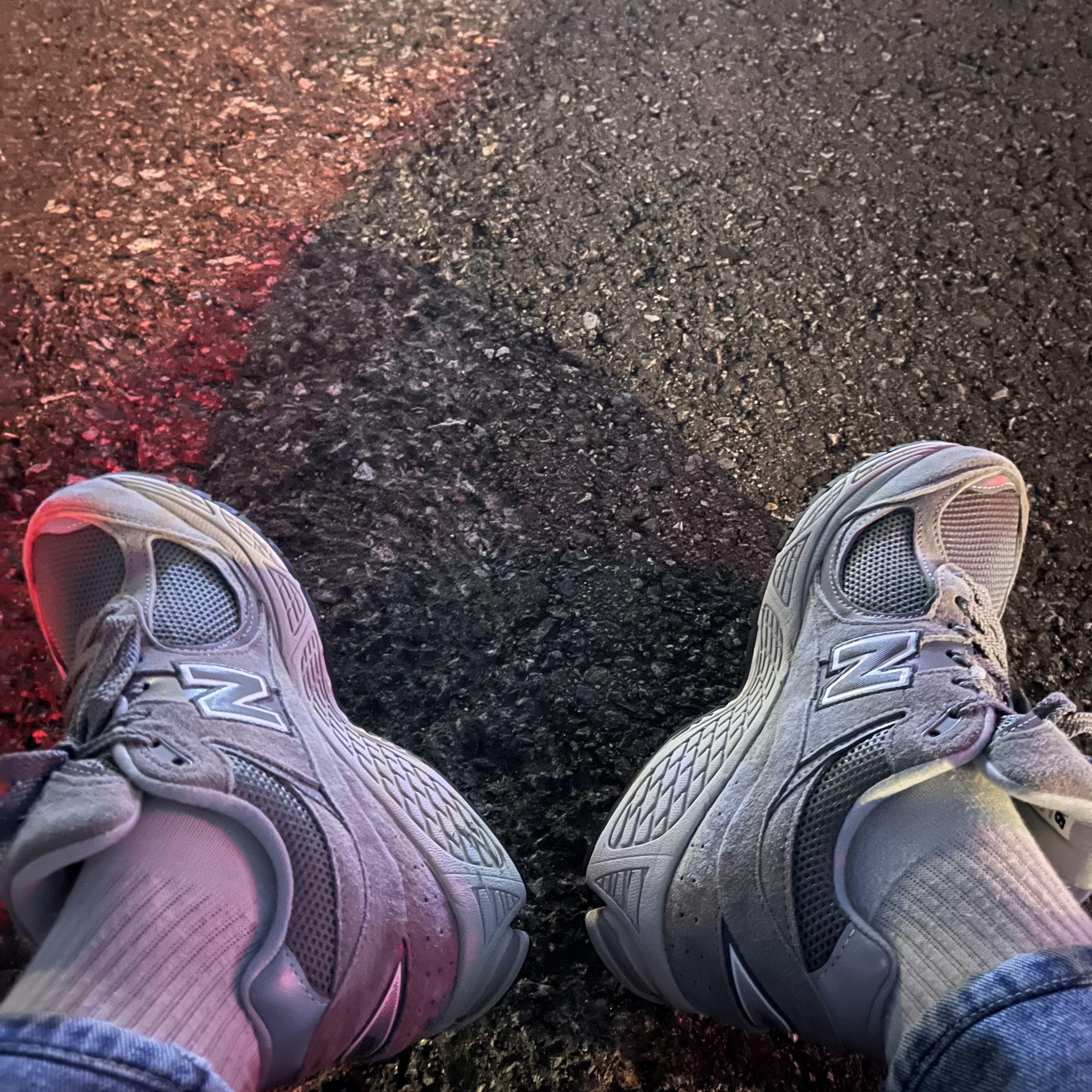 New Balance 2002R Grey 착용 스타일