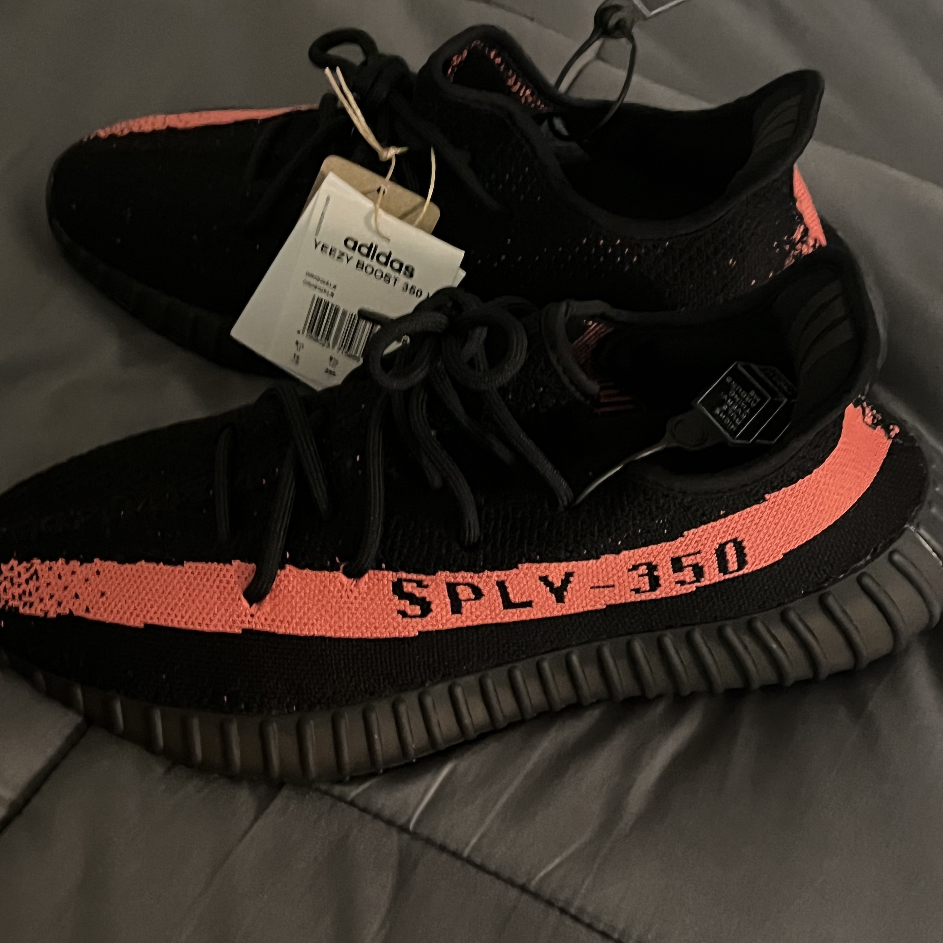 Adidas Yeezy Boost 350 V2 Core Black Red 2022/2023 착용 스타일 - 1
