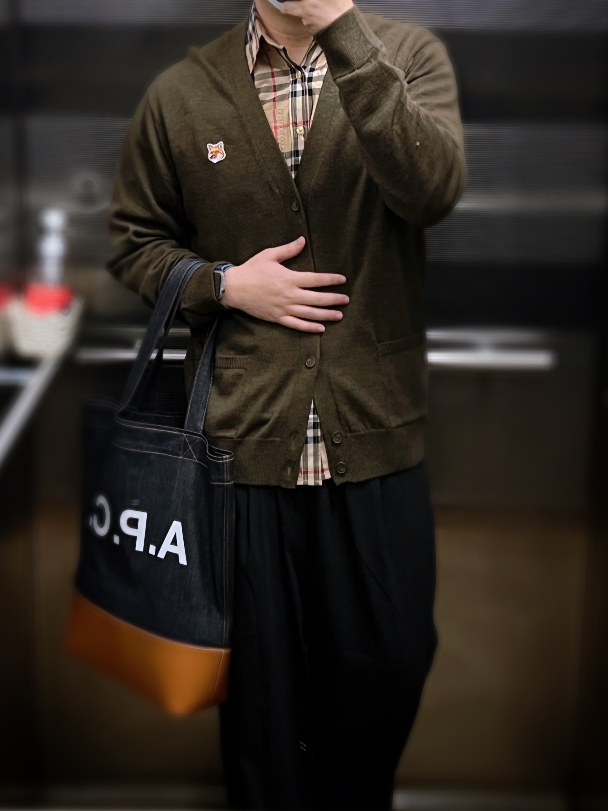 Jordan 1 x Zion Williamson Retro Low OG Flax and Oil Green, A.P.C. Axelle Tote Bag Denim Caramel 착용 스타일 - 4