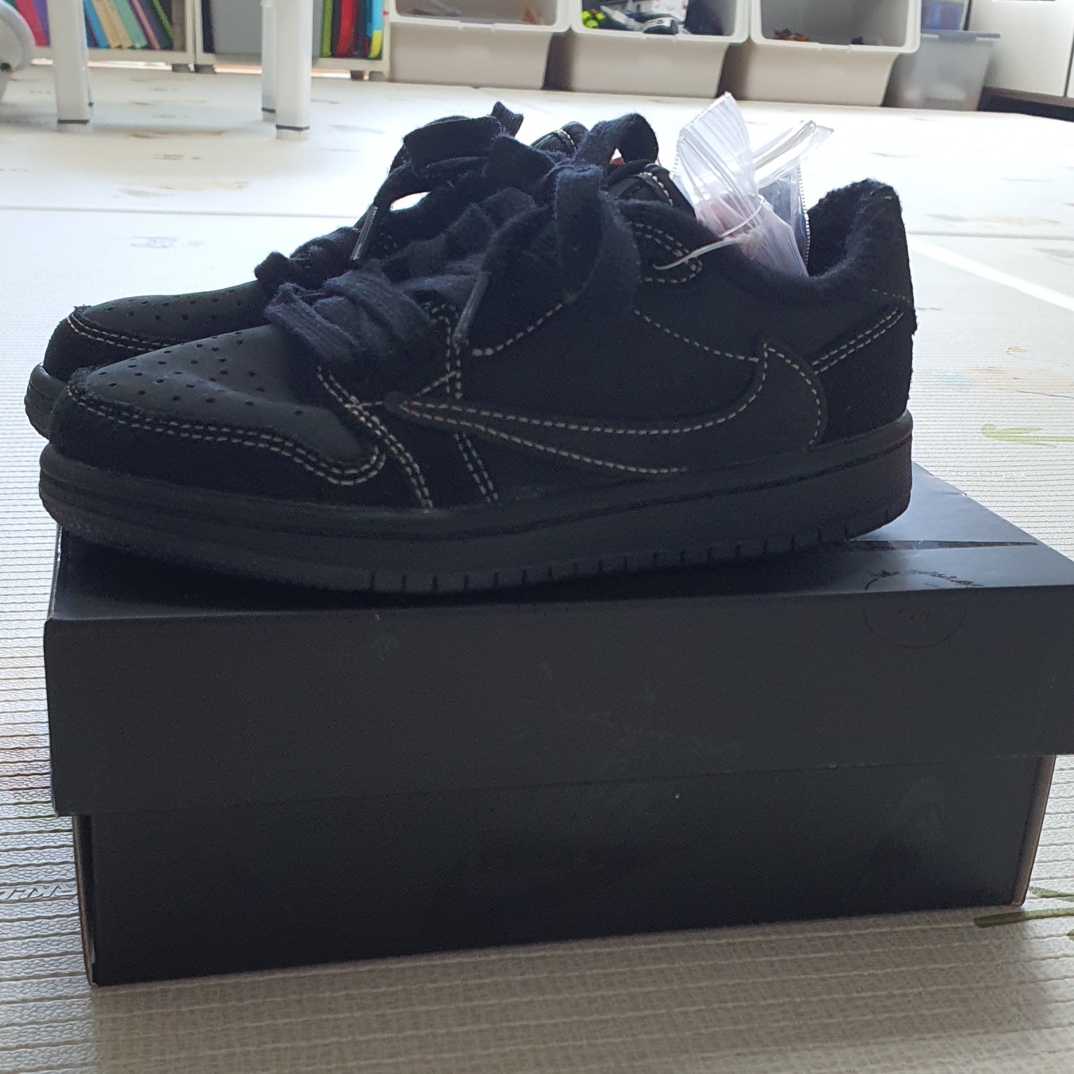 (PS) Jordan 1 x Travis Scott Retro Low OG SP Black Phantom 착용 스타일 - 2