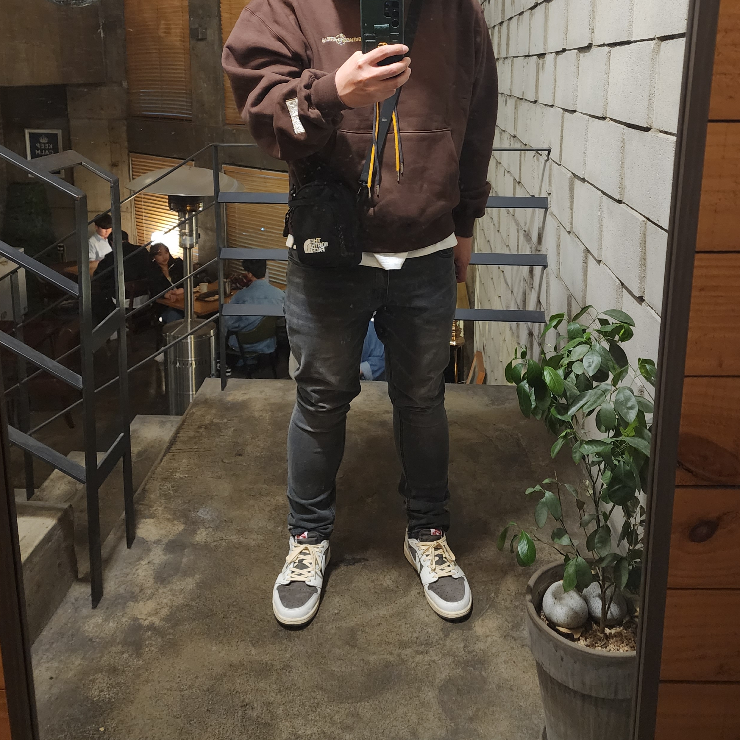 Jordan 1 x Travis Scott Retro Low OG SP Sail and Ridgerock 착용 스타일