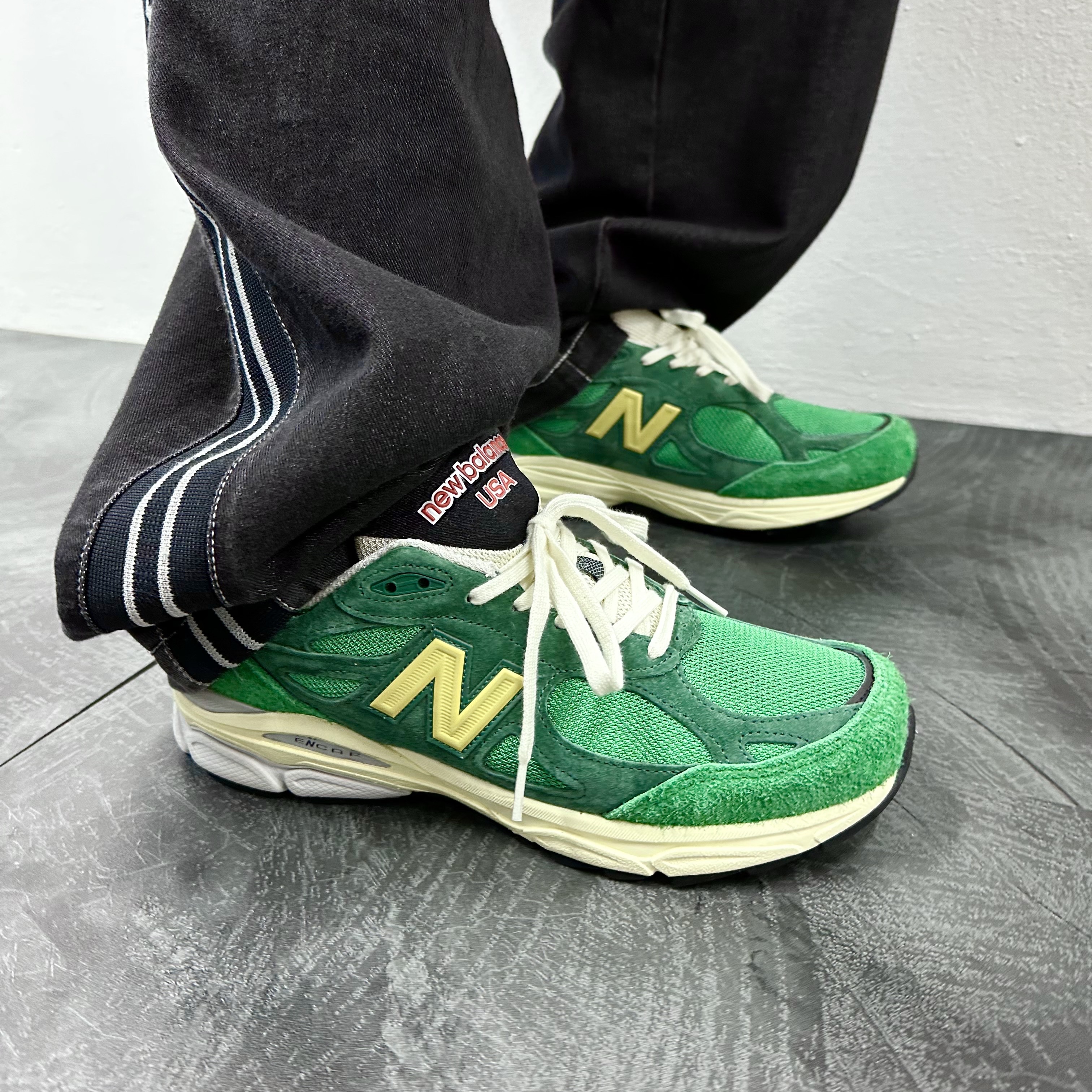 New Balance 990v3 Made in USA Kelly Green Varsity Gold 착용 스타일
