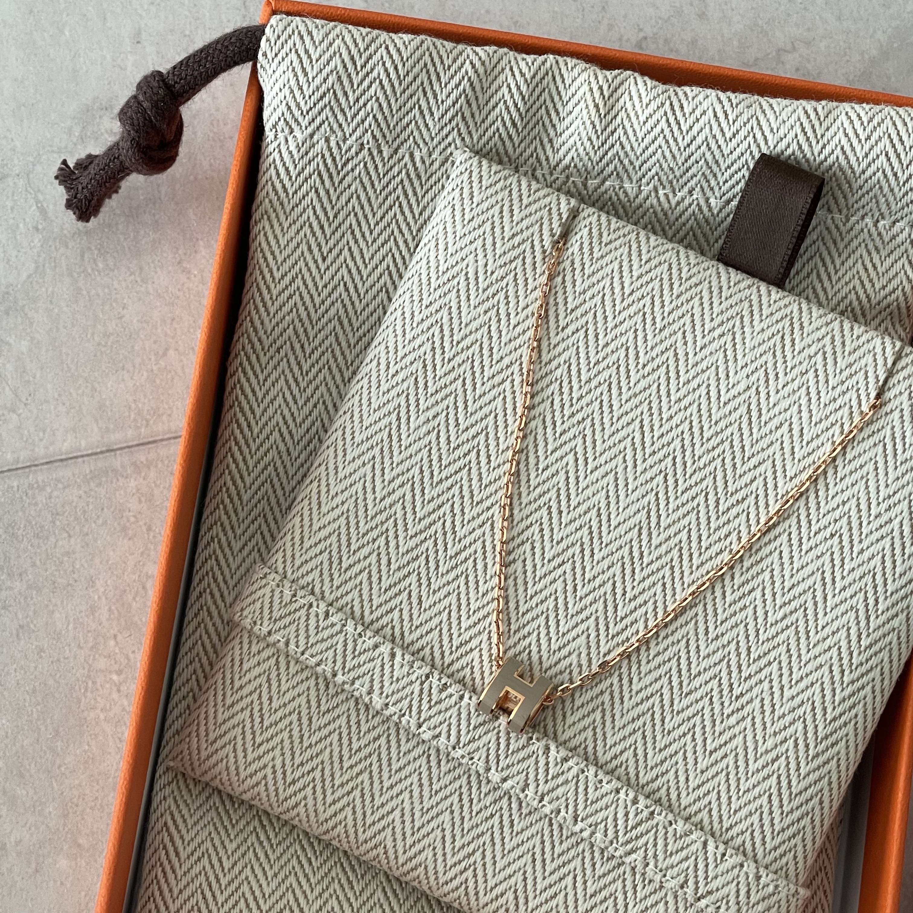 (W) Hermes Mini Pop H Pendant Rose Gold & Marron Glace 착용 스타일