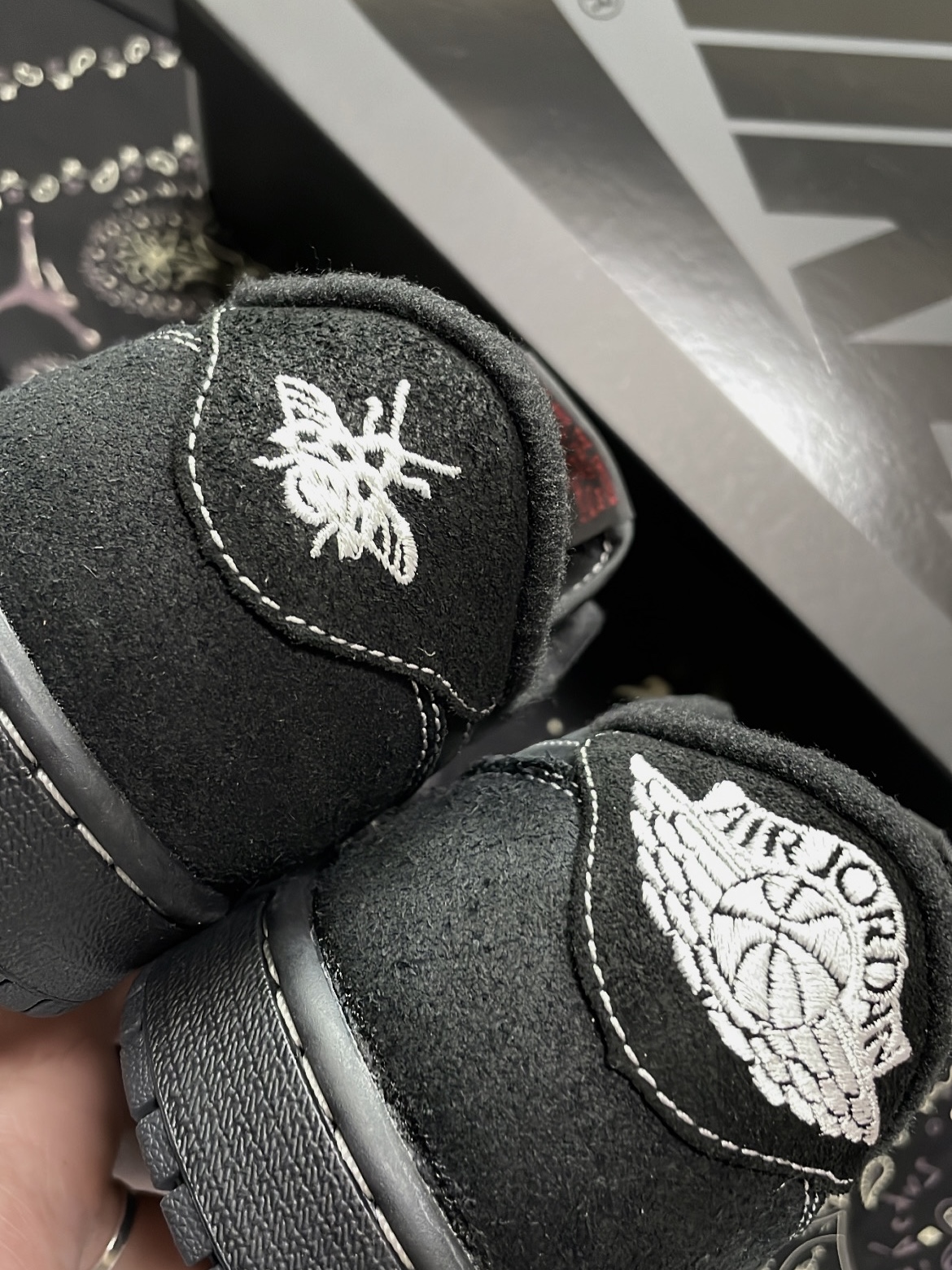 Jordan 1 x Travis Scott Retro Low OG SP Black Phantom 착용 스타일 - 3