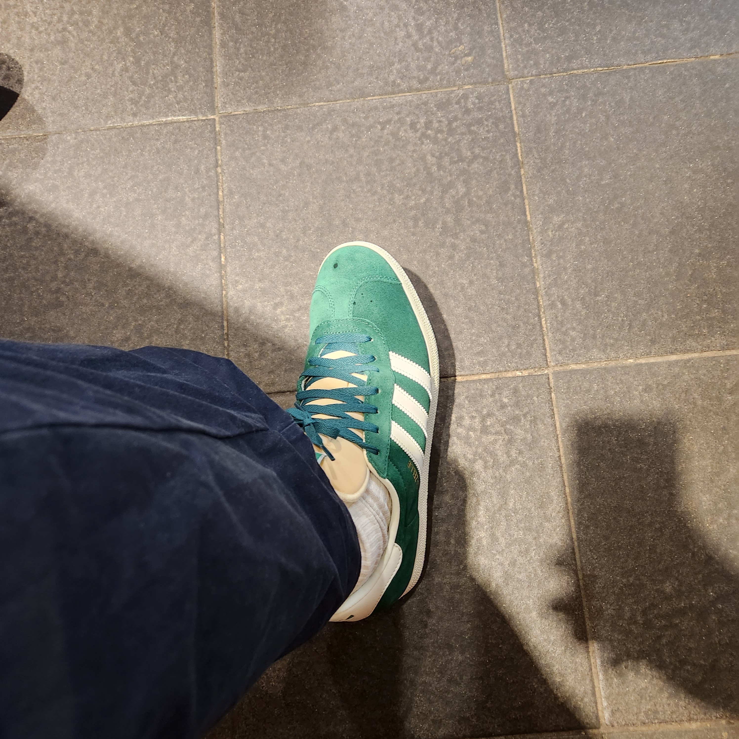 Adidas Gazelle Dark Green Cream White 착용 스타일
