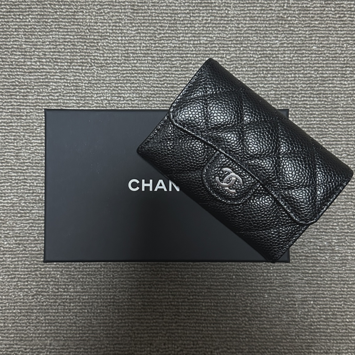 Chanel Classic Card Holder Grained Calfskin & Silver Black 착용 스타일