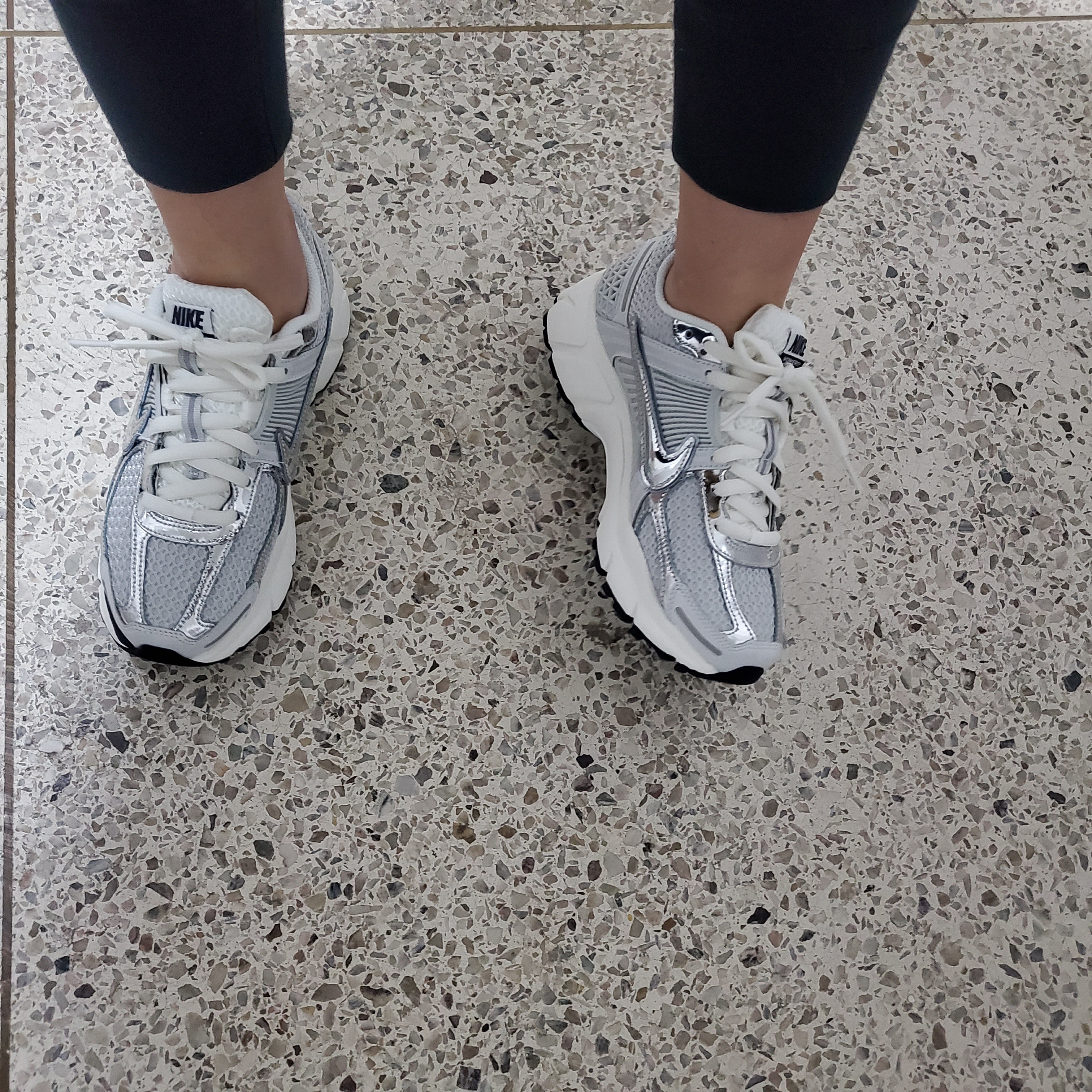 (W) Nike Zoom Vomero 5 Photon Dust and Metallic Silver 착용 스타일