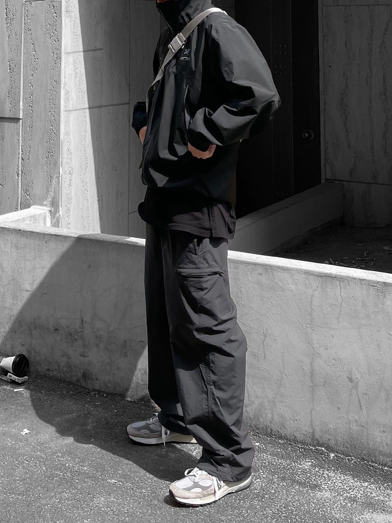 New Balance 992 Made in USA Grey - D Standard, Arc'teryx Beta Jacket Black 착용 스타일 - 3