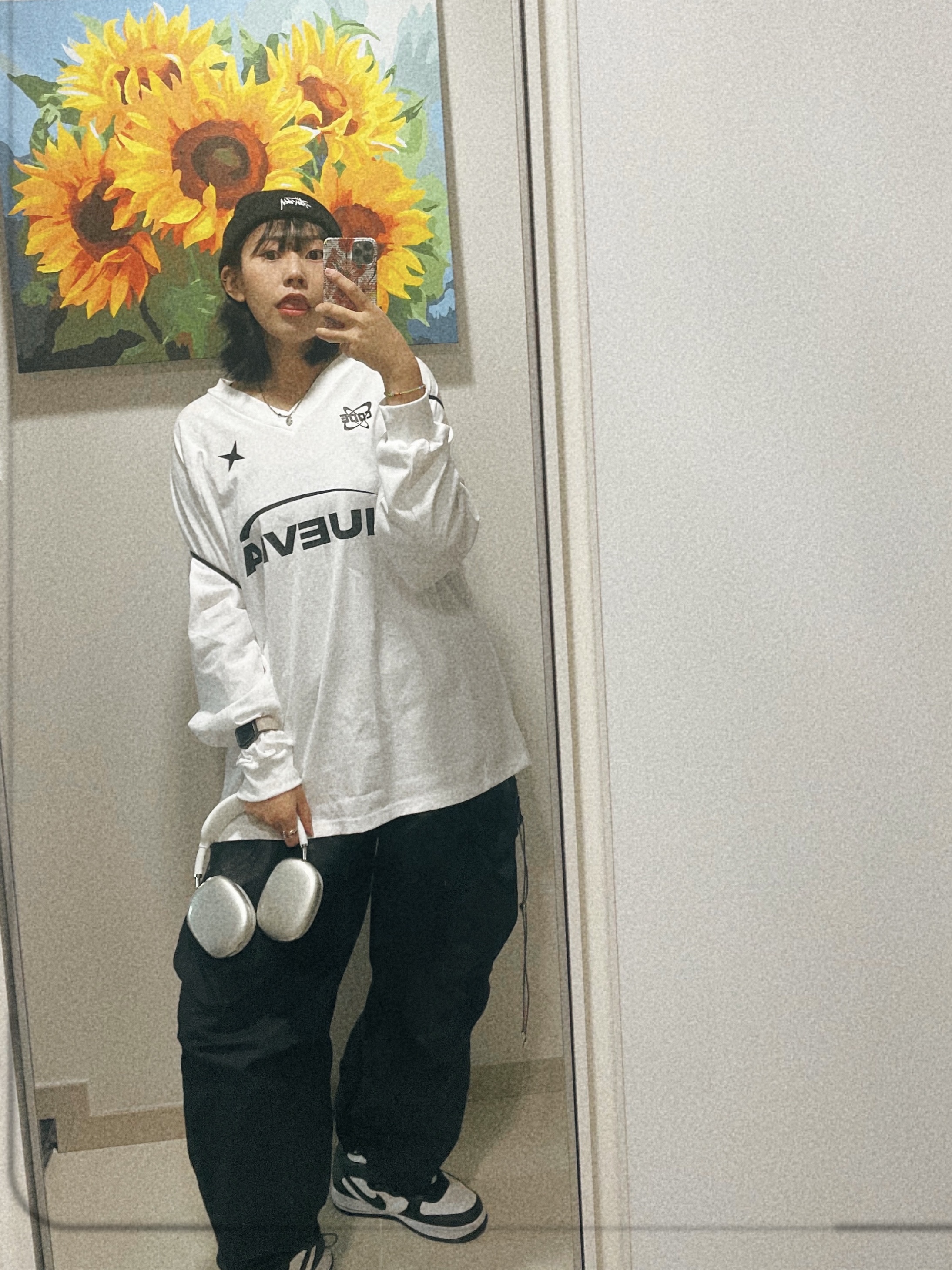 Apple AirPods Max Lightning Silver (Korean Ver.), Nike x Stussy Air Force 1 '07 Mid SP Black and Light Bone 착용 스타일 - 2
