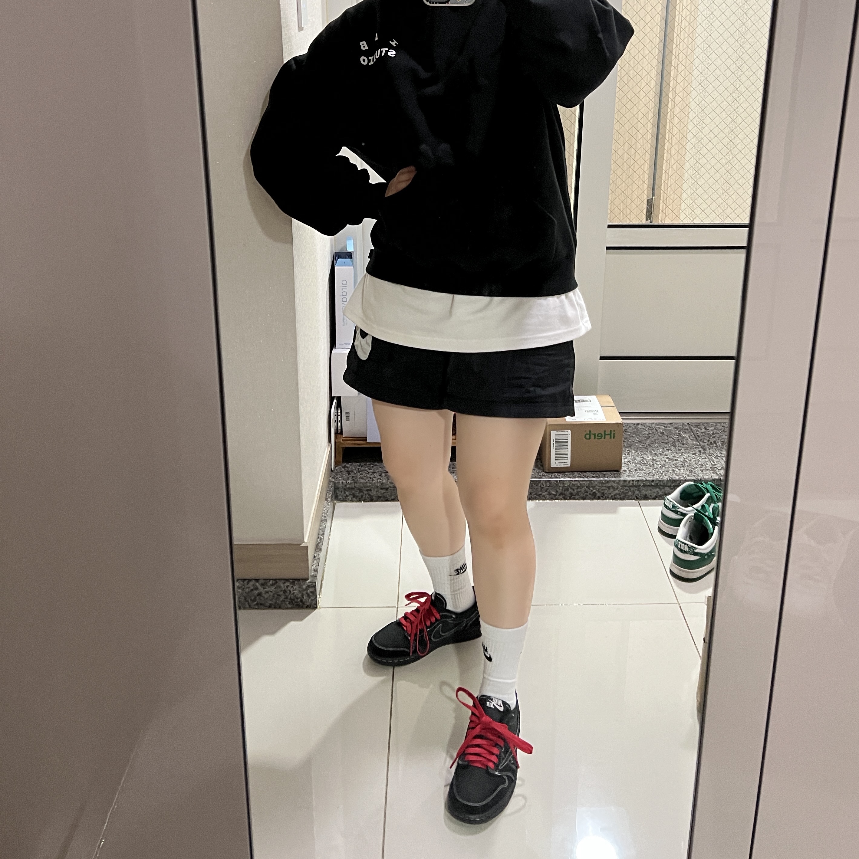Jordan 1 x Travis Scott Retro Low OG SP Black Phantom, IAB Studio Hoodie Black White 착용 스타일 - 3