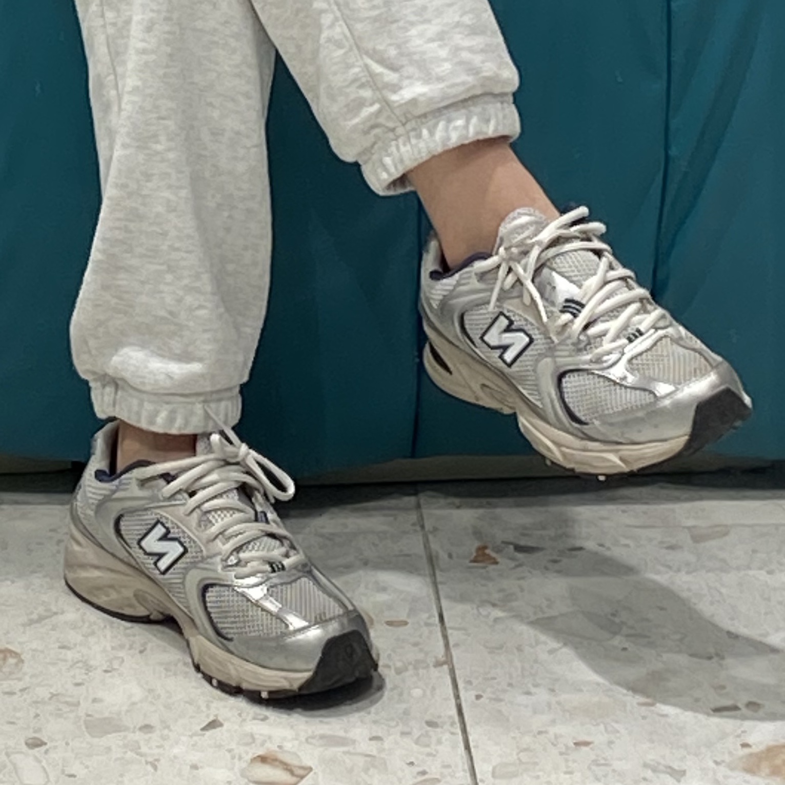 New Balance 530 Steel Grey 착용 스타일