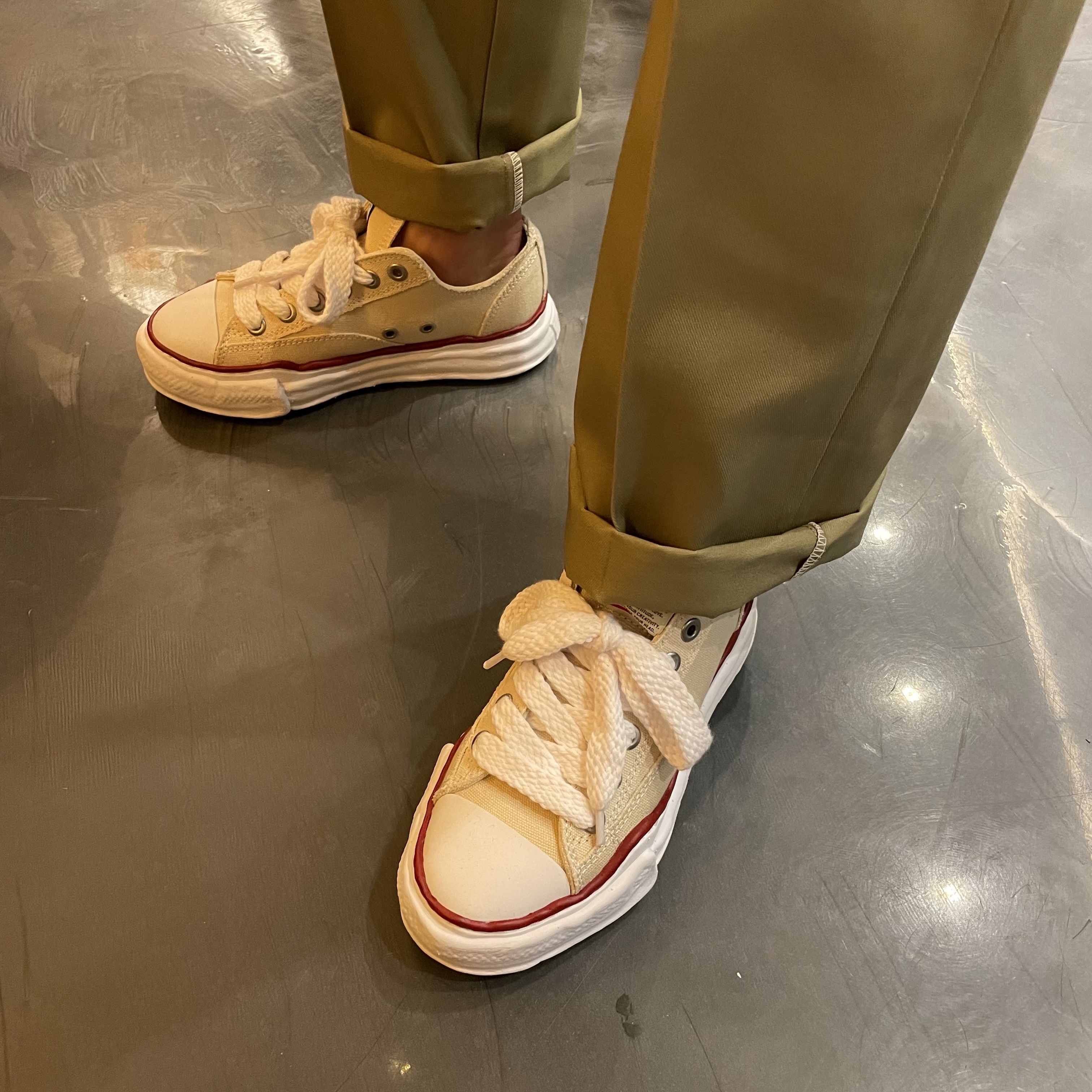 Maison Mihara Yasuhiro Peterson OG Sole Canvas Low-top Sneakers Natural 착용 스타일 - 4