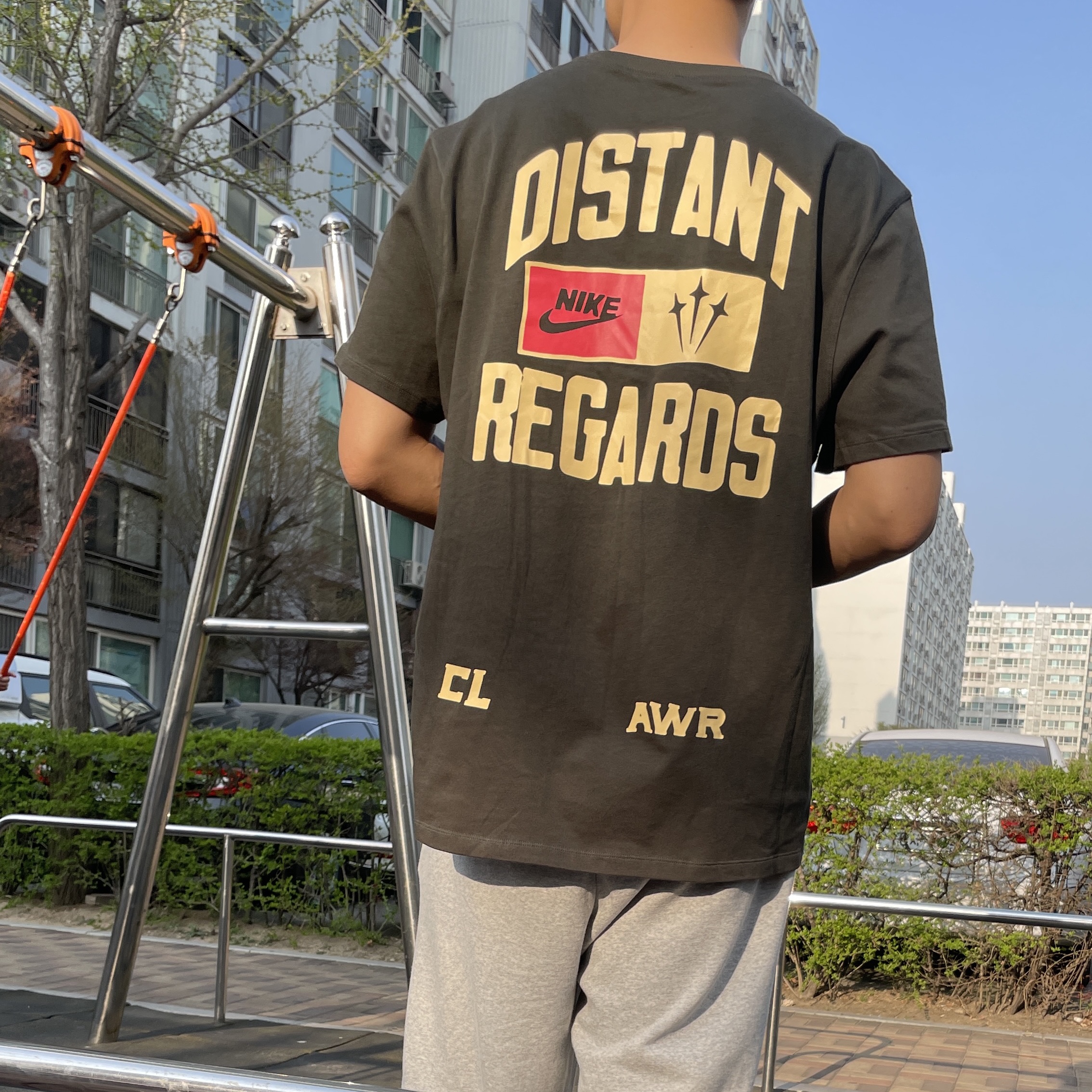 Nike x Drake Nocta x Cactus Plant Flea Market Souvenir Cactus T-Shirt Sequoia (DR2630-355) 착용 스타일