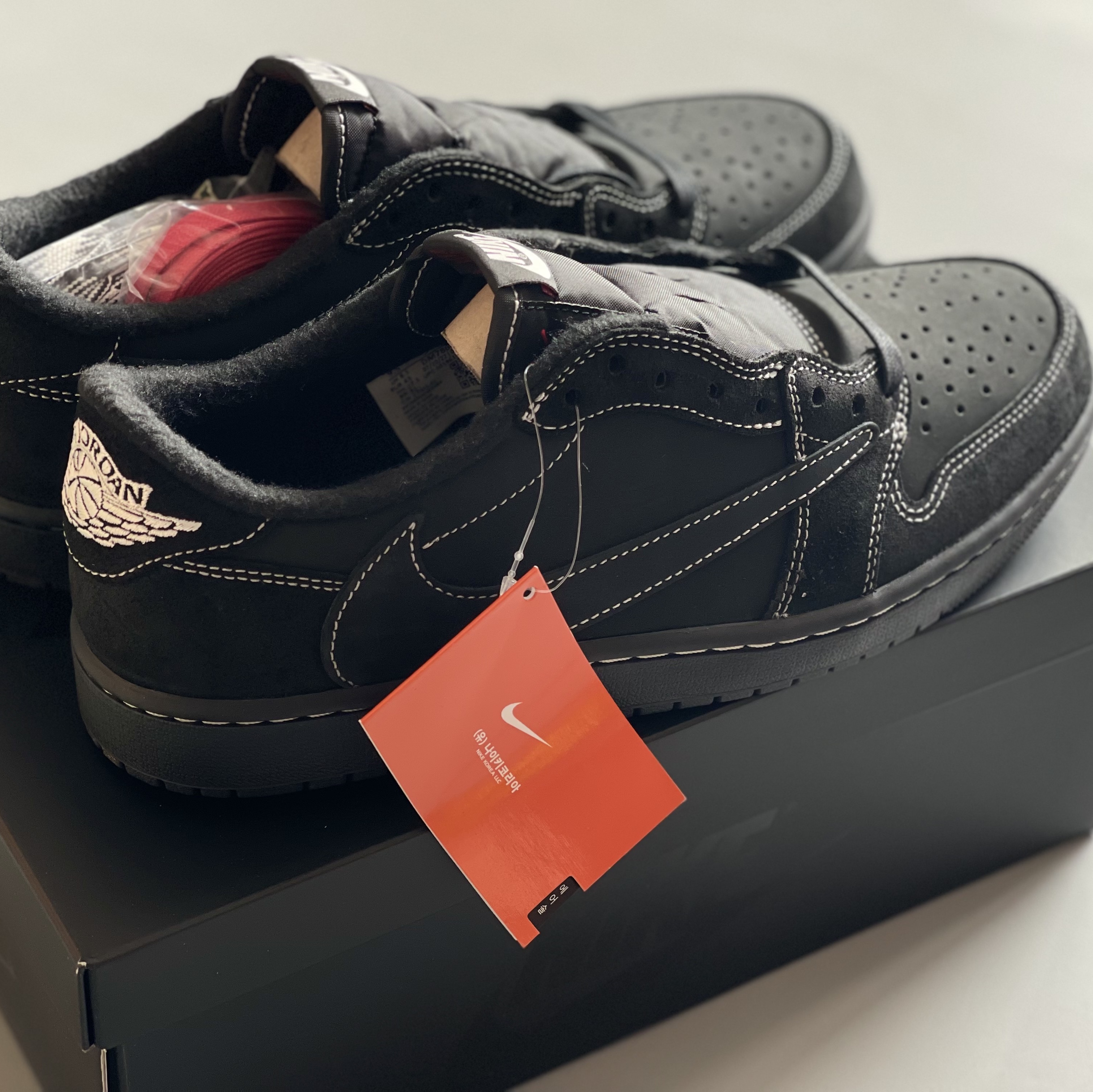Jordan 1 x Travis Scott Retro Low OG SP Black Phantom 착용 스타일 - 4