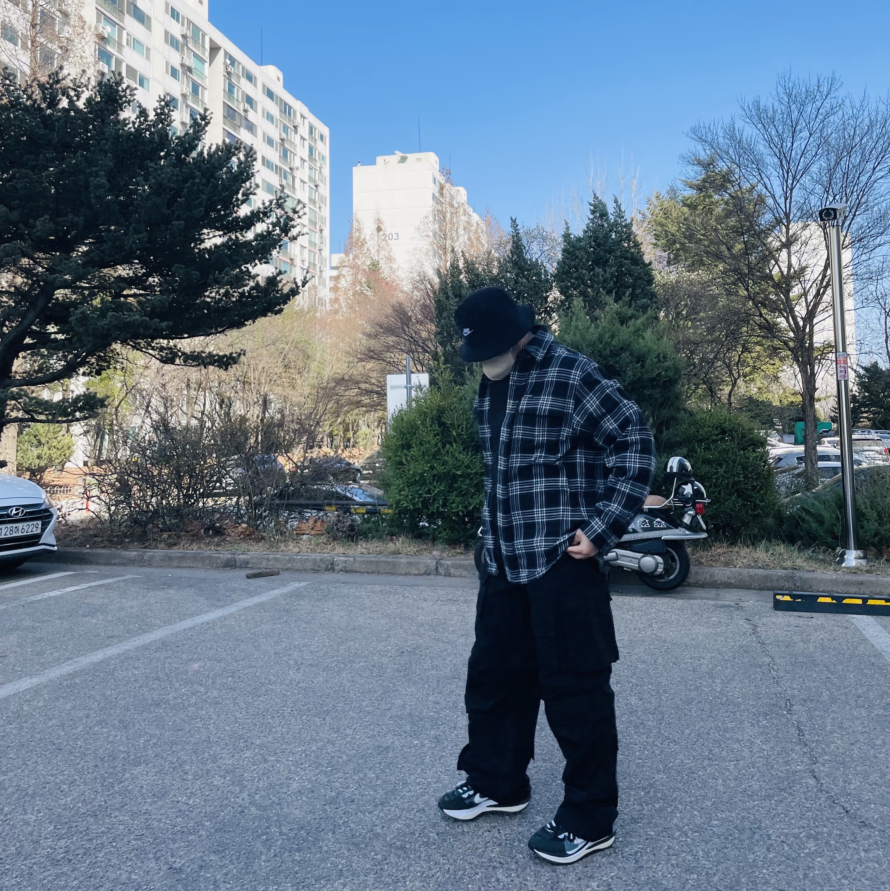 Nike x Sacai VaporWaffle Black White, Nike Futura Corduroy Bucket Black 착용 스타일 - 1