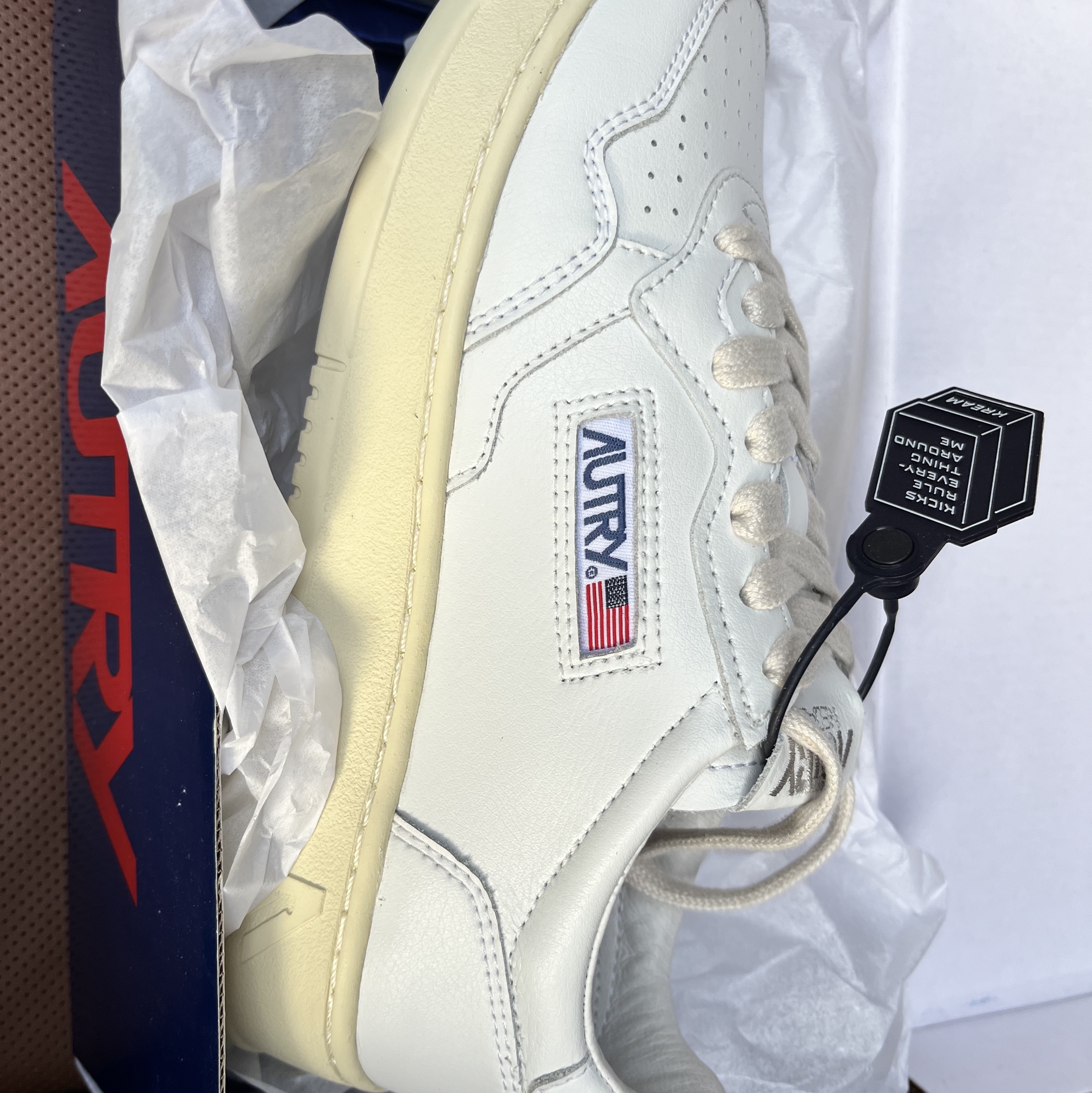 (W) Autry Medalist Low Leather Sneakers White 착용 스타일 - 1
