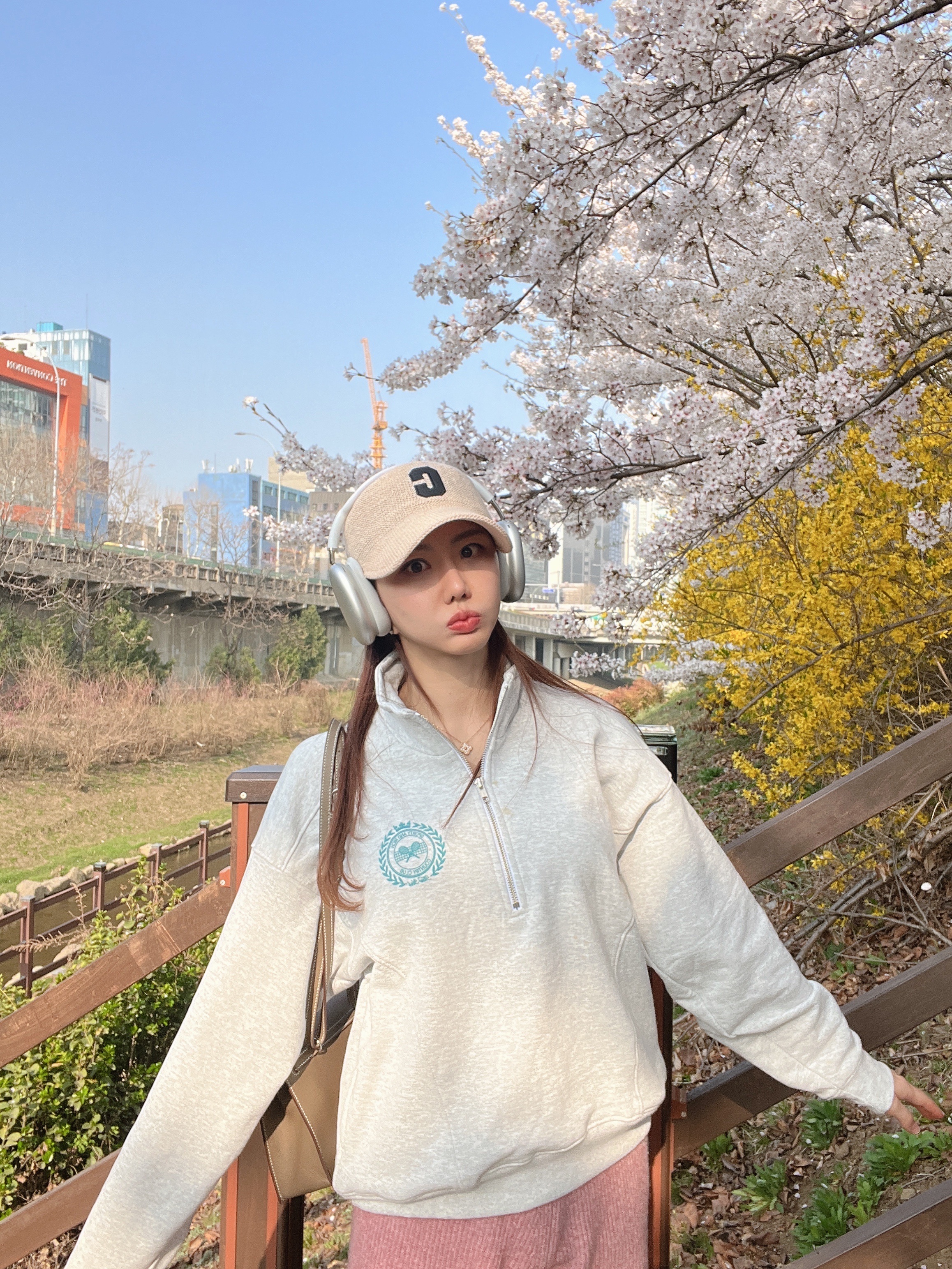 Hermes Kelly 25 Bag Sellier Epsom & Palladium Etoupe, Apple AirPods Max Lightning Silver (Korean Ver.) 착용 스타일 - 1