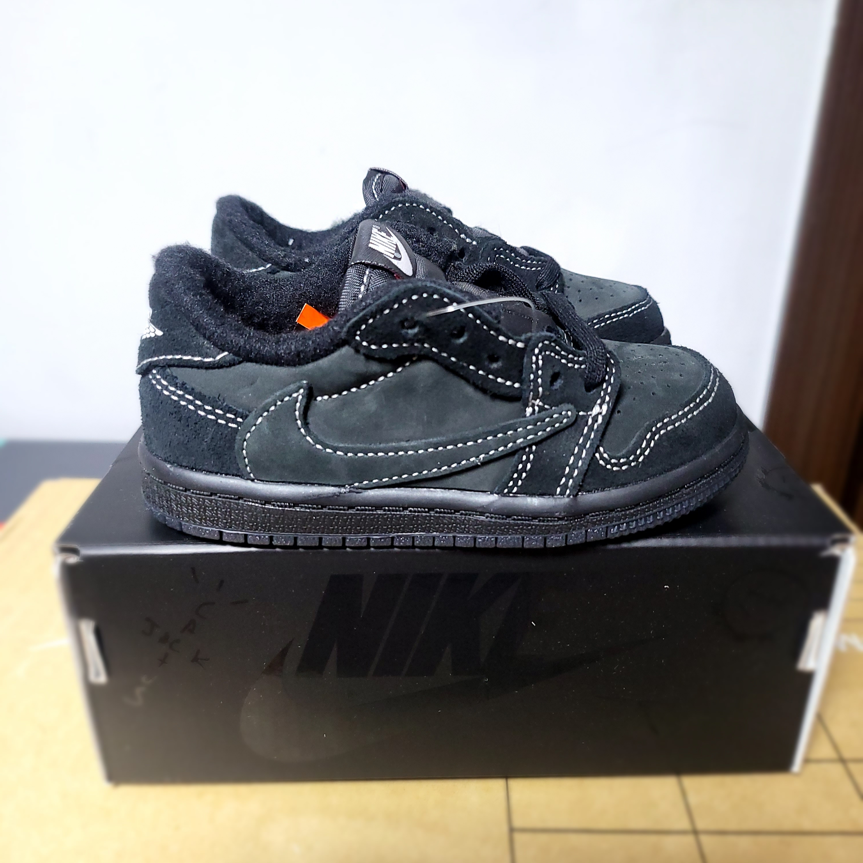 (TD) Jordan 1 x Travis Scott Retro Low OG SP Black Phantom 착용 스타일 - 1