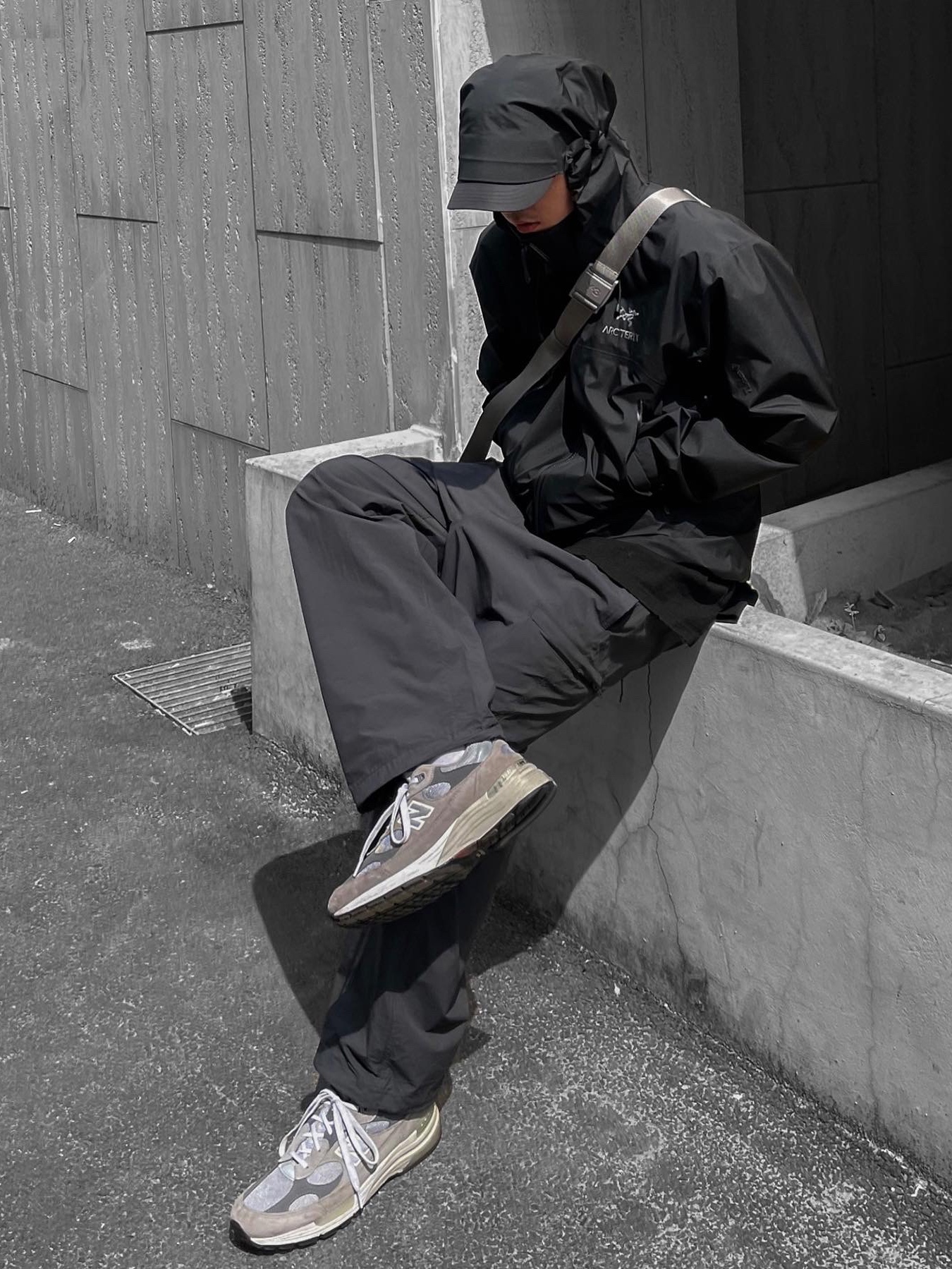 New Balance 992 Made in USA Grey - D Standard, Arc'teryx Beta Jacket Black 착용 스타일 - 1