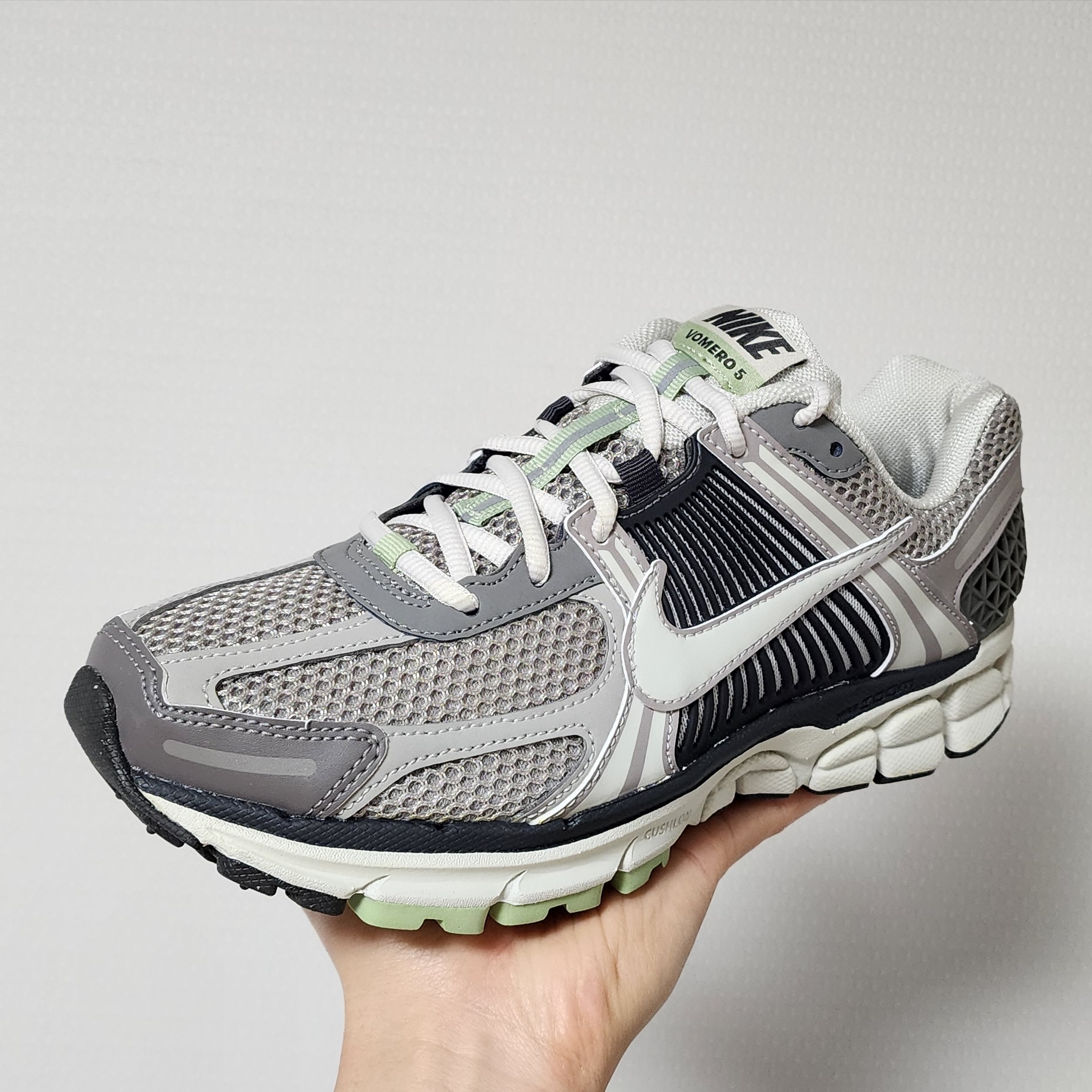 (W) Nike Zoom Vomero 5 Cobblestone and Flat Pewter 착용 스타일