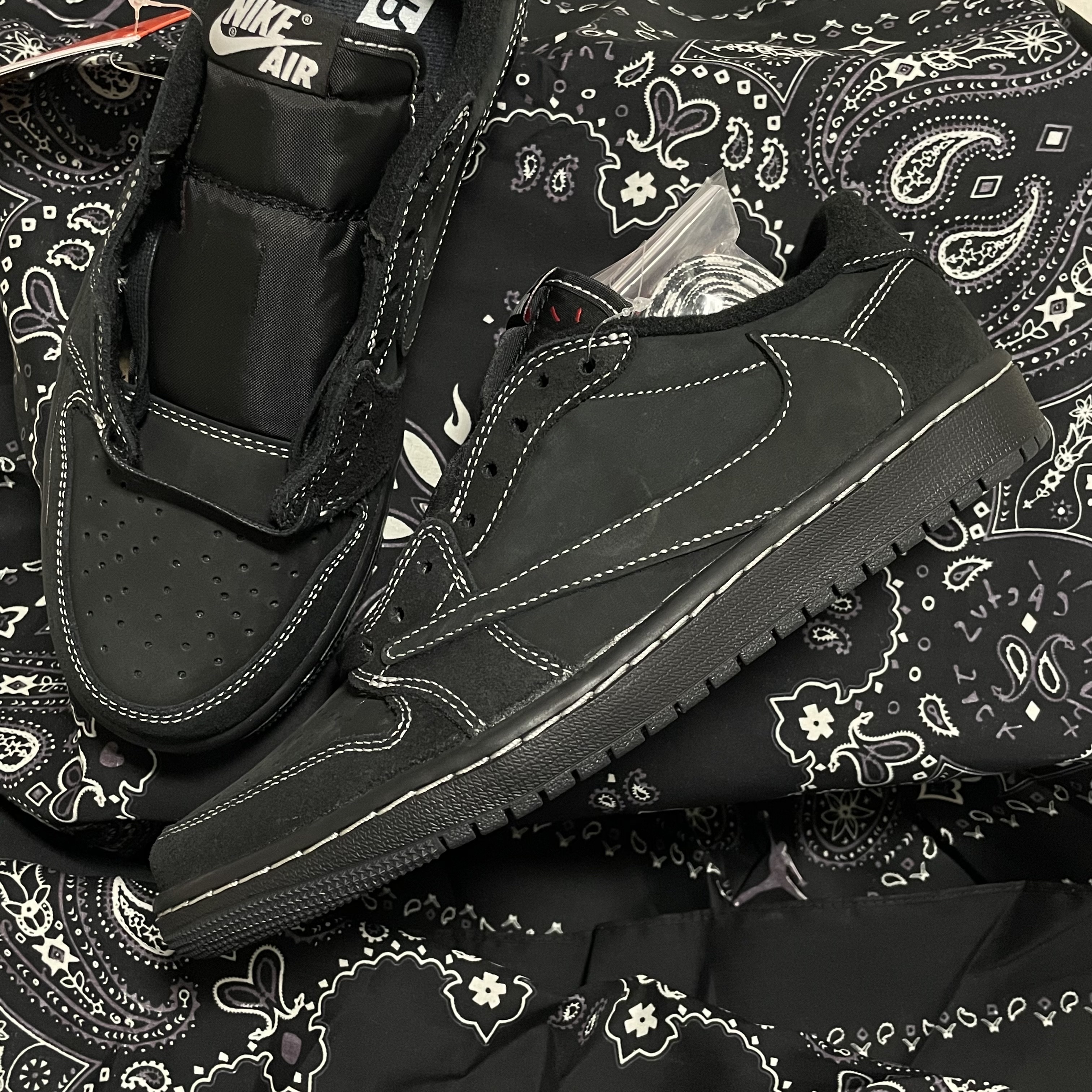 Jordan 1 x Travis Scott Retro Low OG SP Black Phantom 착용 스타일 - 1