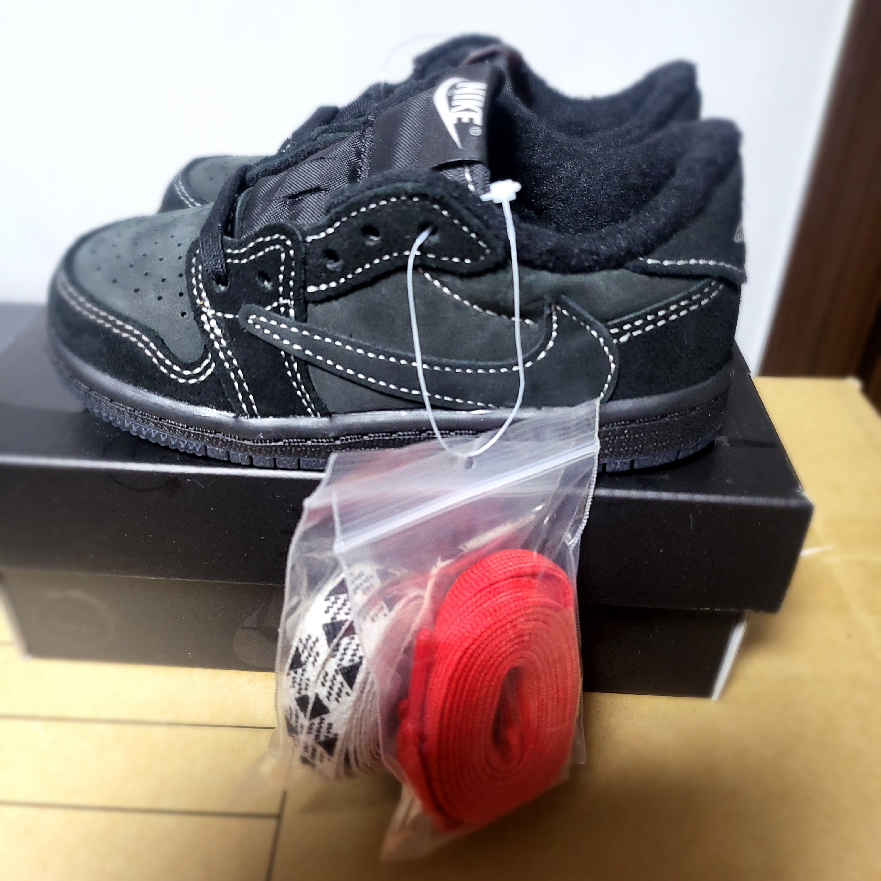 (TD) Jordan 1 x Travis Scott Retro Low OG SP Black Phantom 착용 스타일 - 3
