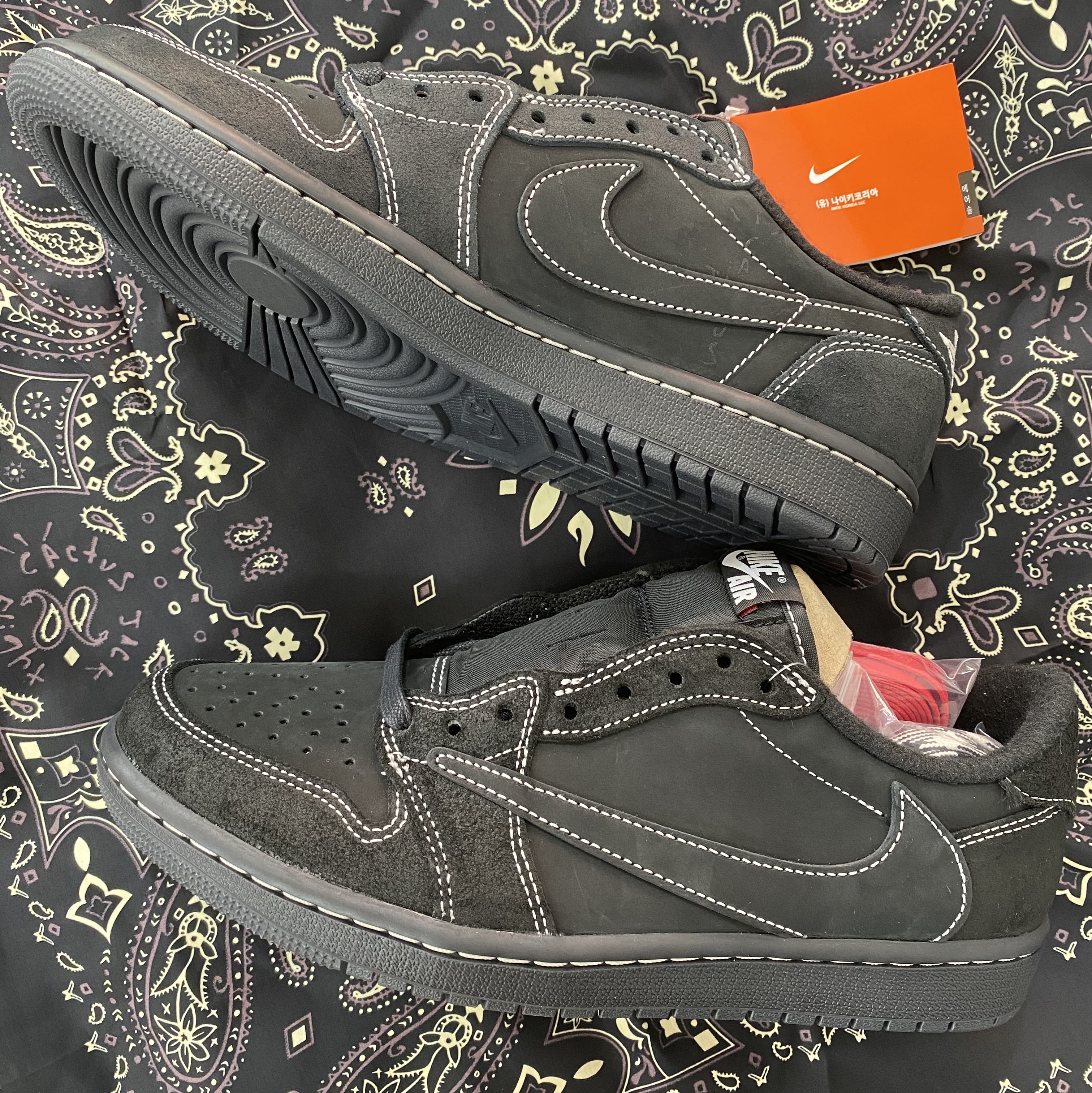 Jordan 1 x Travis Scott Retro Low OG SP Black Phantom 착용 스타일