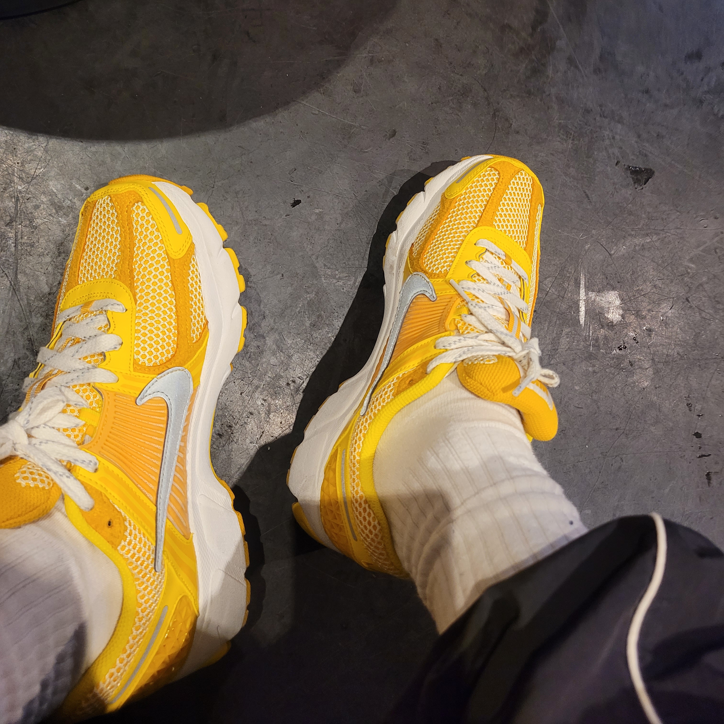Nike Zoom Vomero 5 Yellow Ochre 착용 스타일
