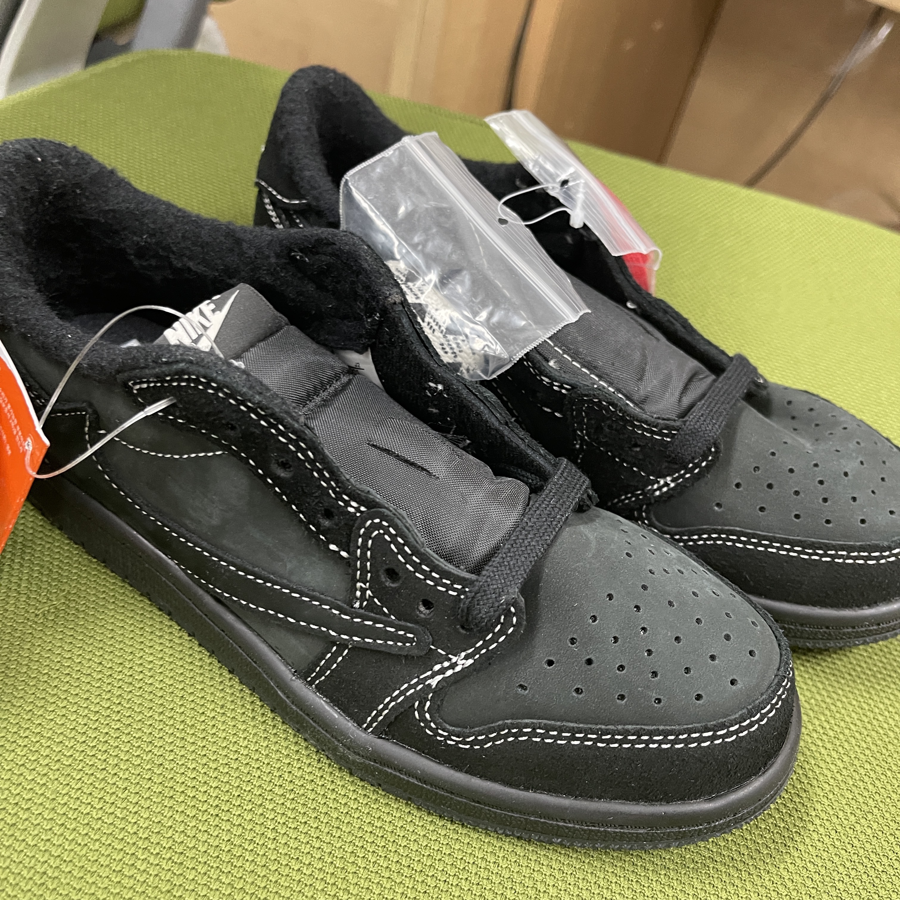 (PS) Jordan 1 x Travis Scott Retro Low OG SP Black Phantom 착용 스타일 - 1