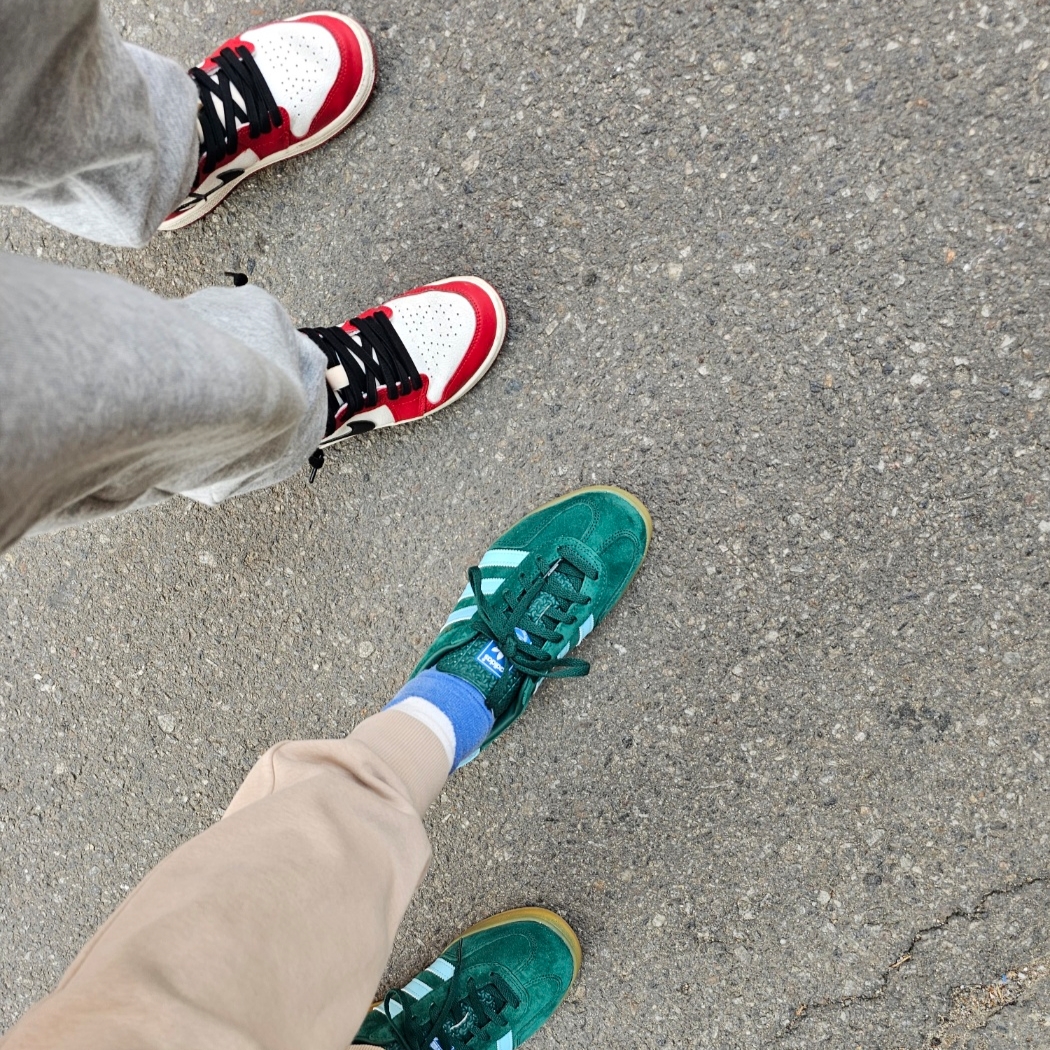 Adidas Gazelle Indoor Collegiate Green Hazy Sky, (GS) Jordan 1 Retro High OG Chicago 2022 착용 스타일