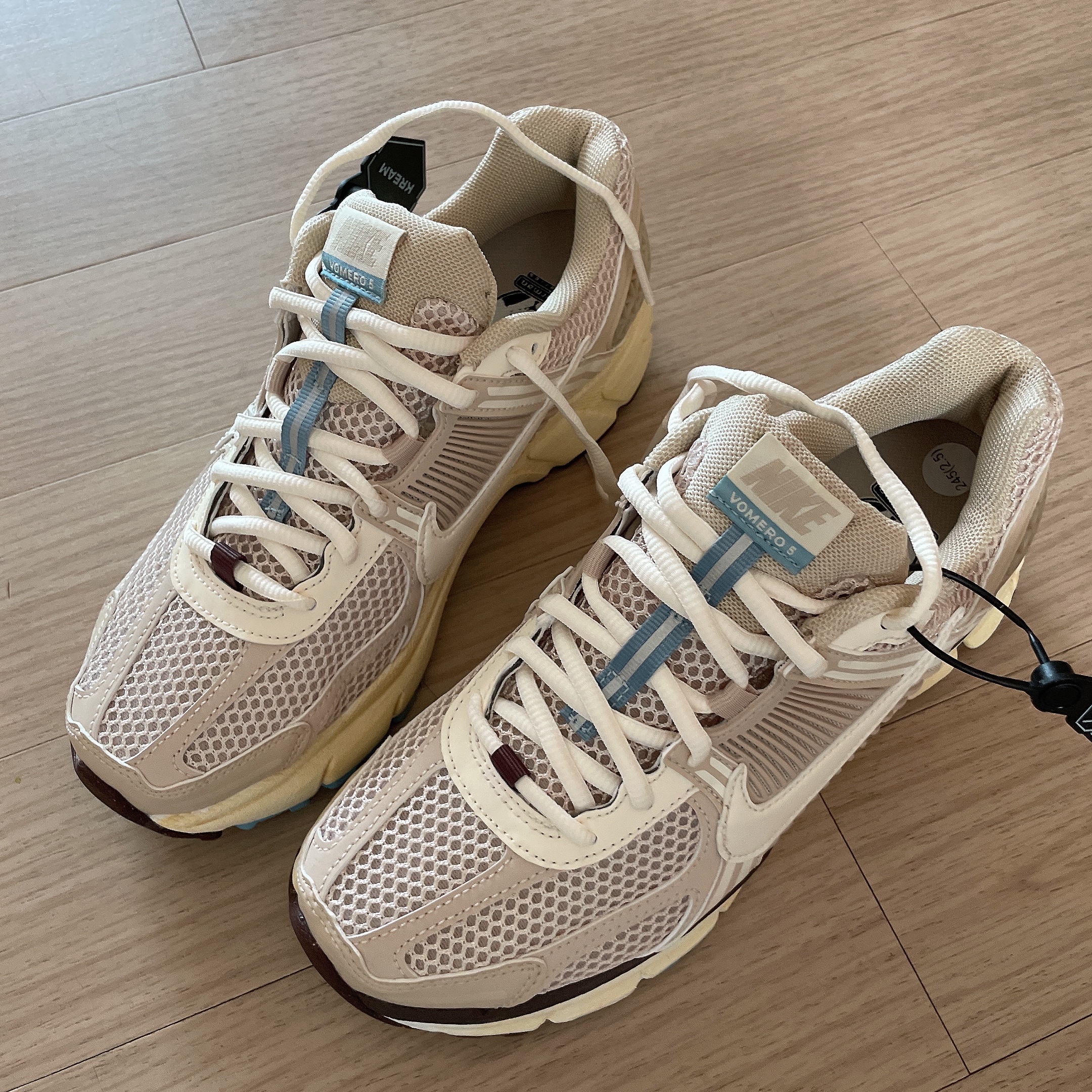 (W) Nike Zoom Vomero 5 Oatmeal 착용 스타일