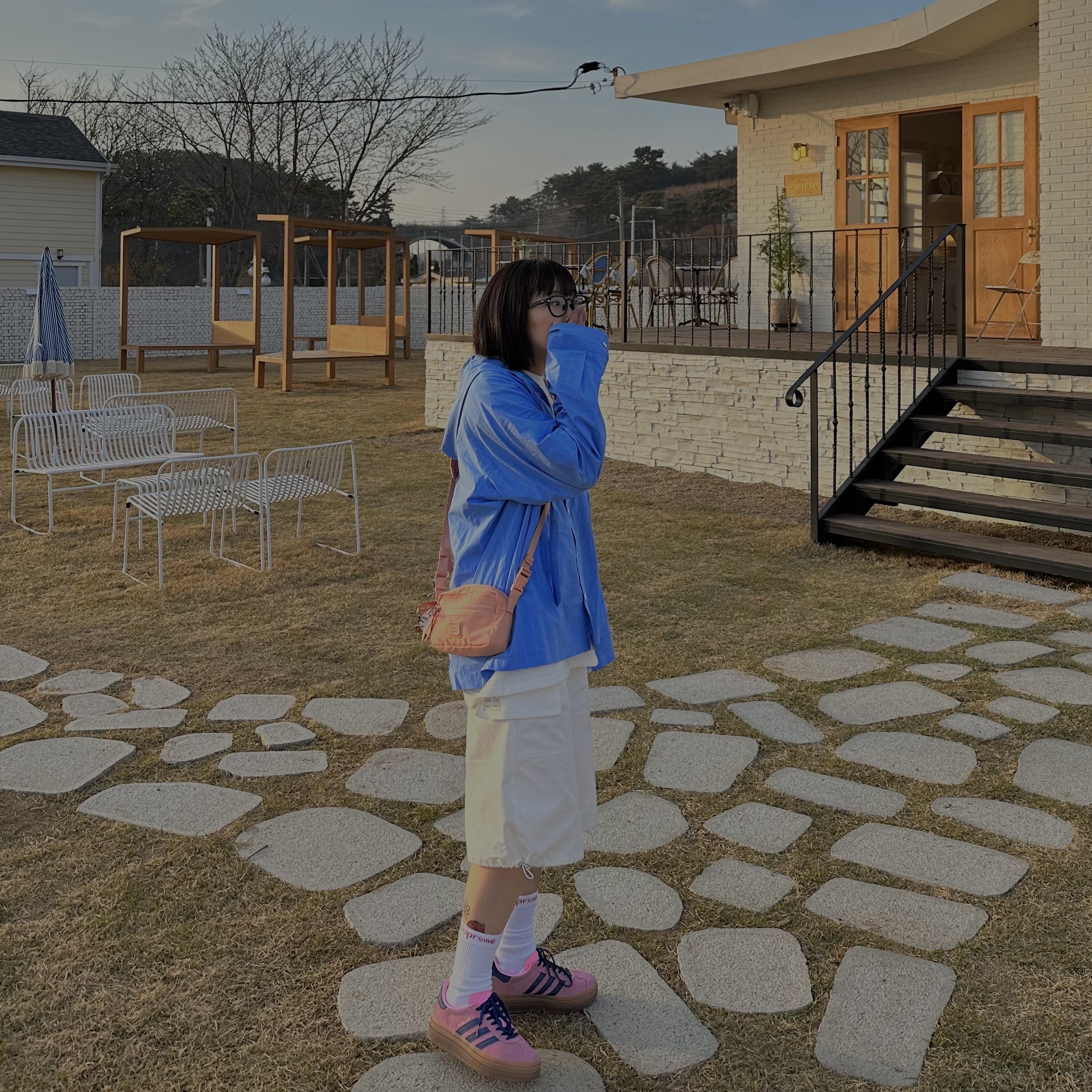(W) Adidas Gazelle Bold Pink Glow Victory Blue, Supreme Hanes Crew Socks White (4 Pack) 착용 스타일 - 2