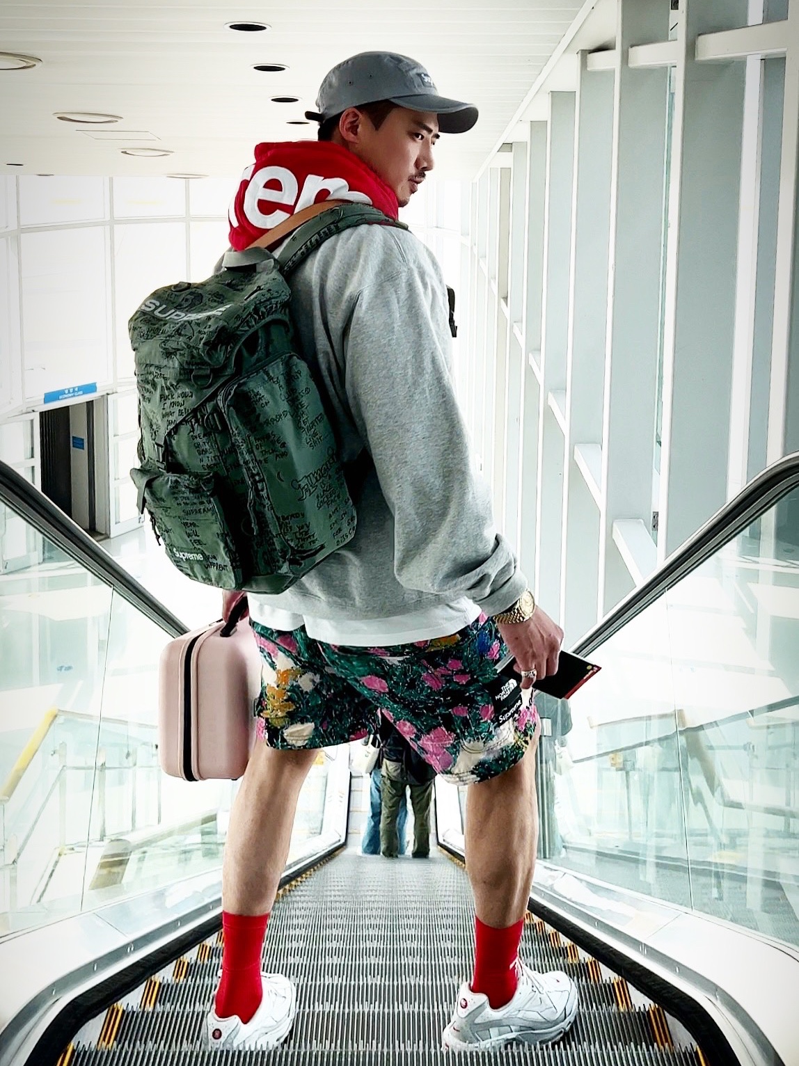 Supreme Field Backpack Olive Gonz - 23SS, Supreme Contrast Hooded Sweatshirt Heather Grey - 21FW 착용 스타일 - 3