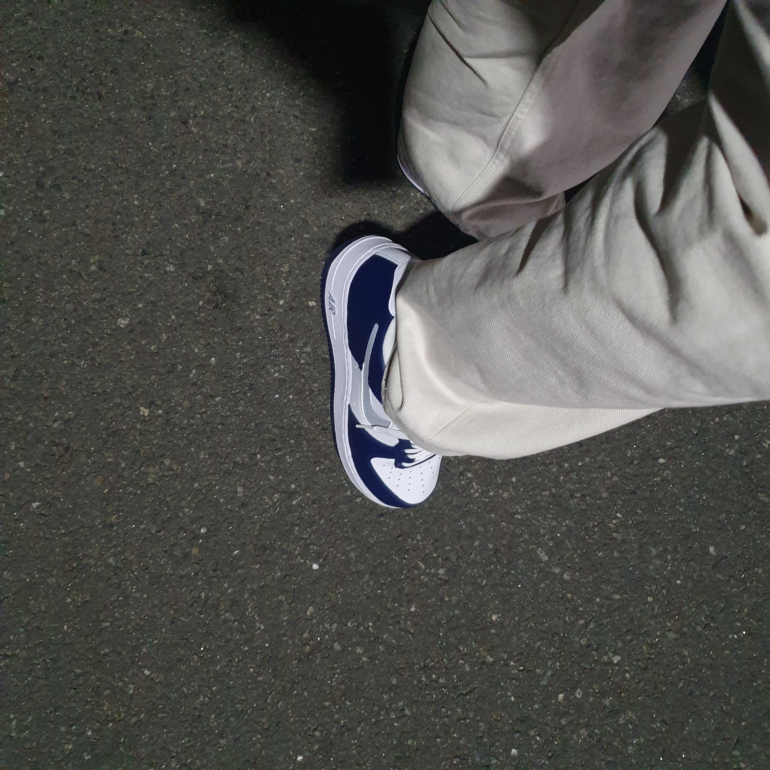 Nike Air Force 1 '07 Cut Out Swoosh Midnight Navy 착용 스타일