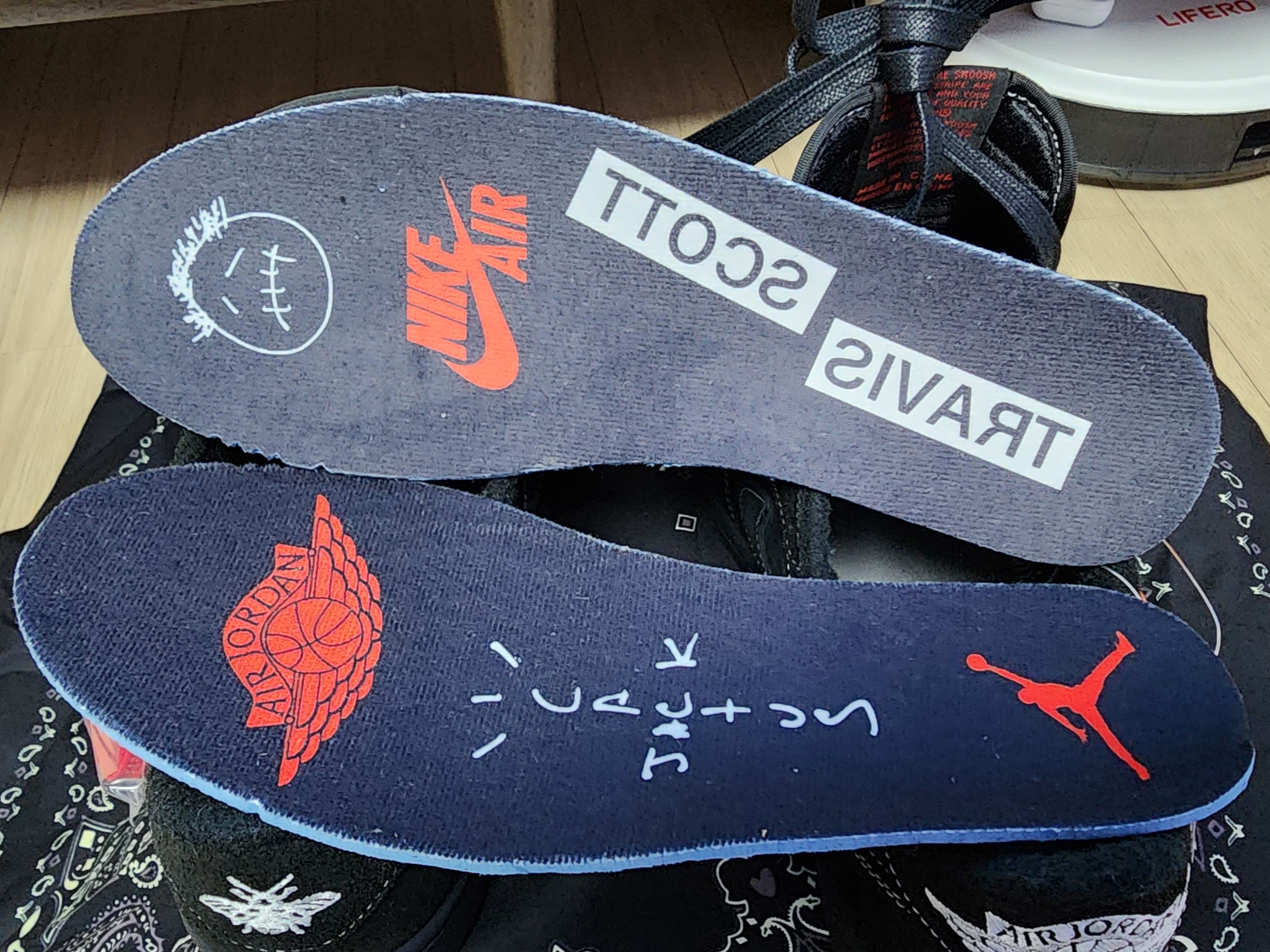 Jordan 1 x Travis Scott Retro Low OG SP Black Phantom 착용 스타일 - 2