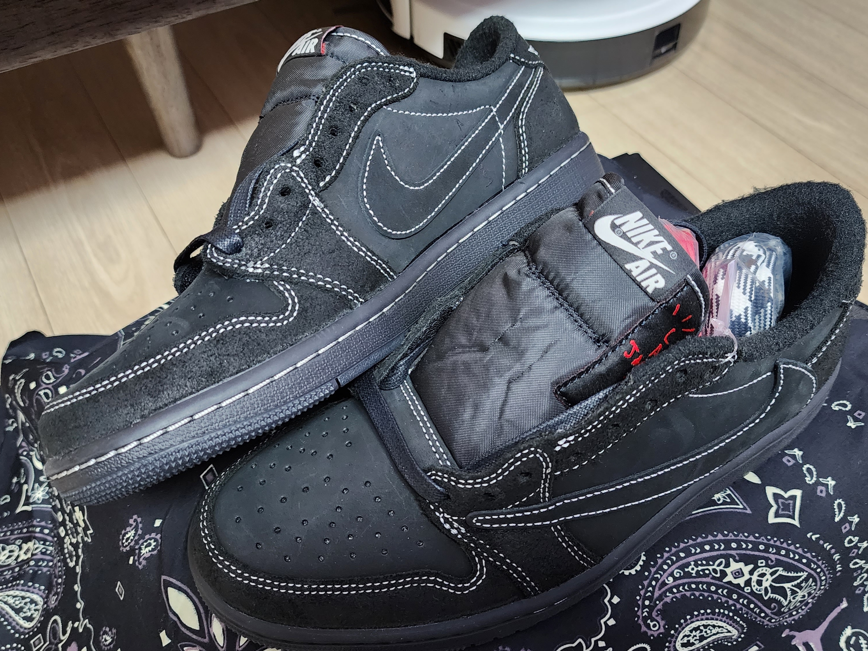 Jordan 1 x Travis Scott Retro Low OG SP Black Phantom 착용 스타일 - 5