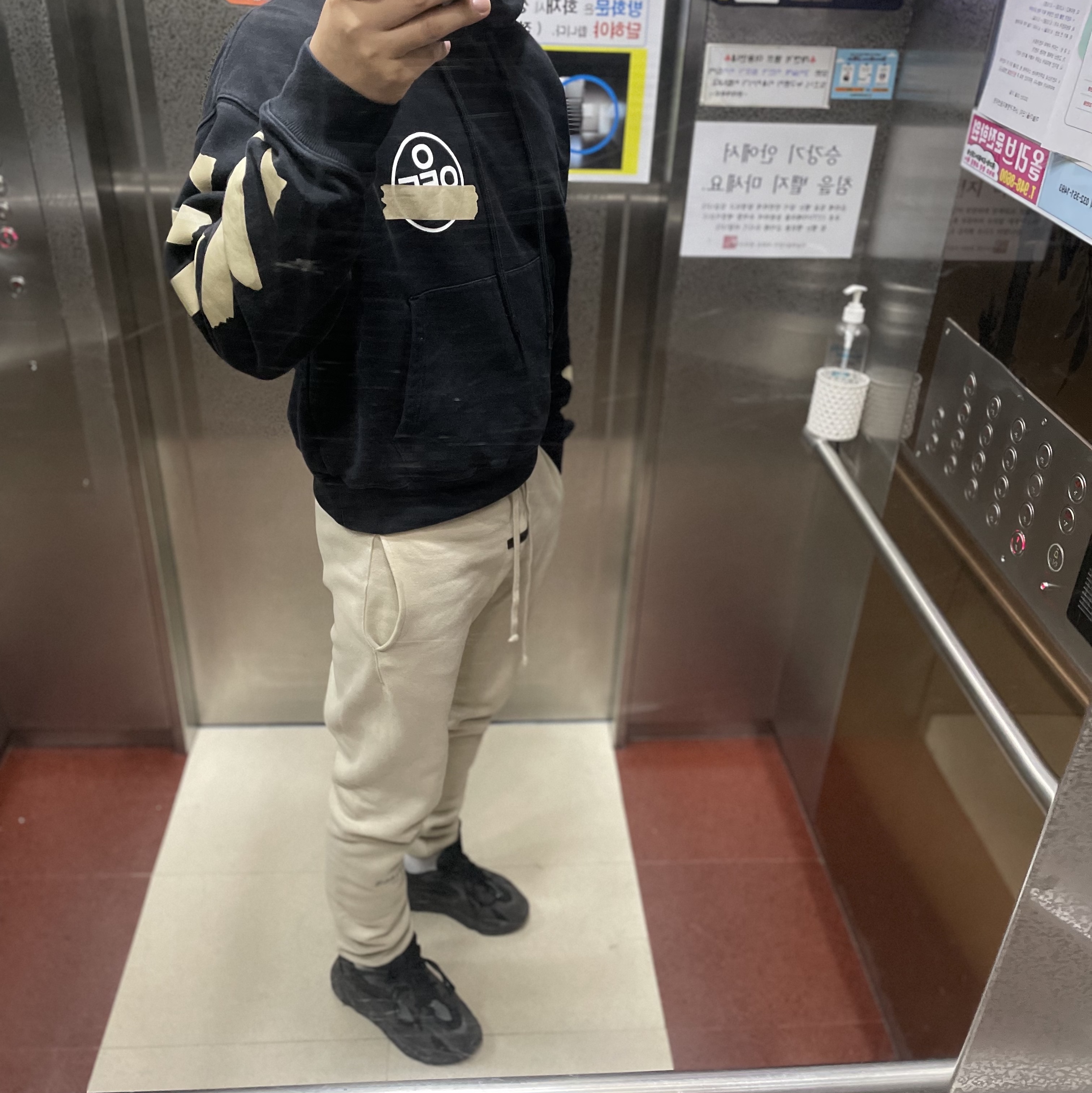Adidas Yeezy Boost 700 V2 Vanta 2019 착용 스타일