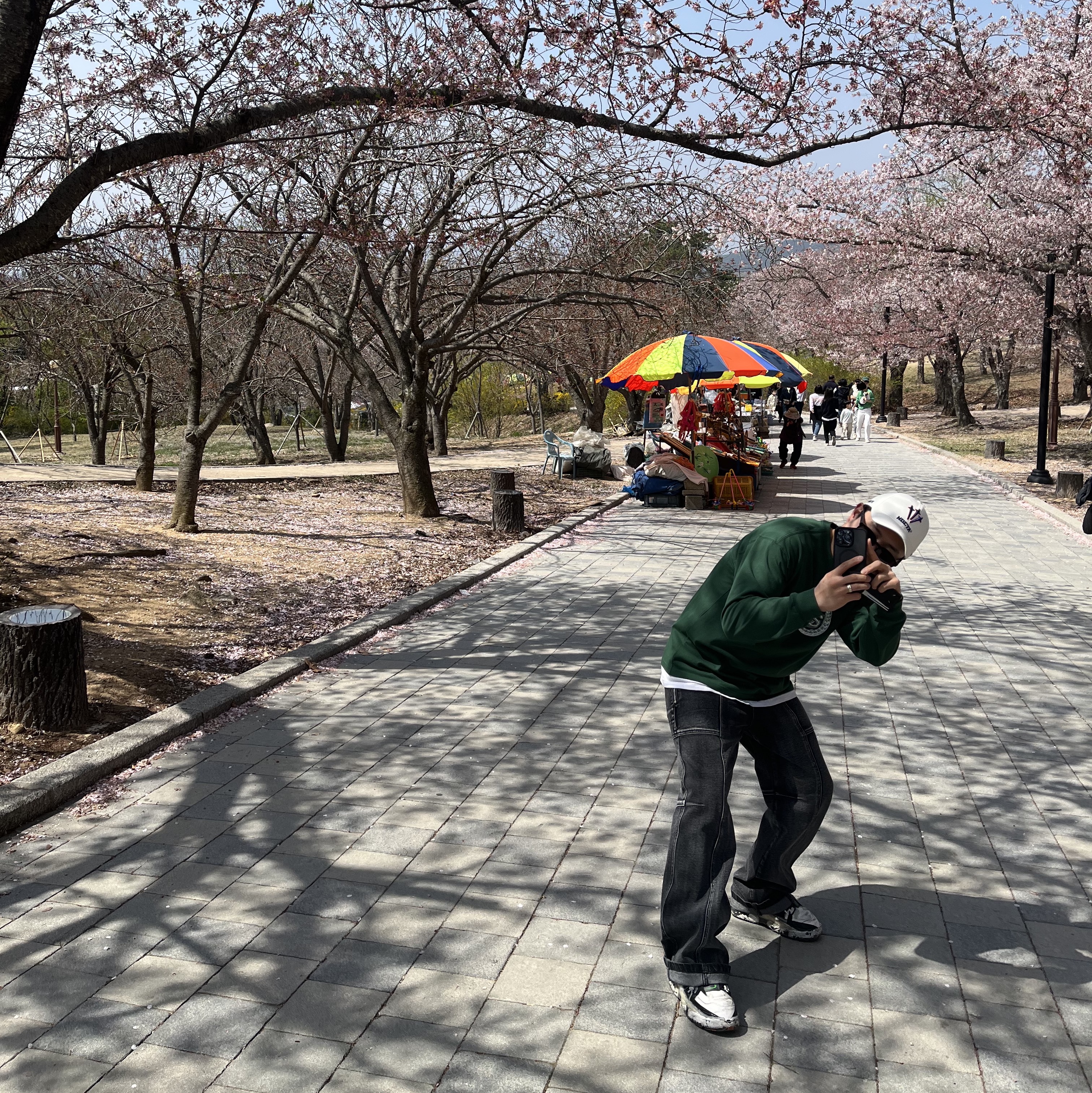 Nike x Drake Nocta NRG LU L91 Cap White, Nike x Stussy Big Swoosh LS T-Shirt Green - Asia 착용 스타일 - 2