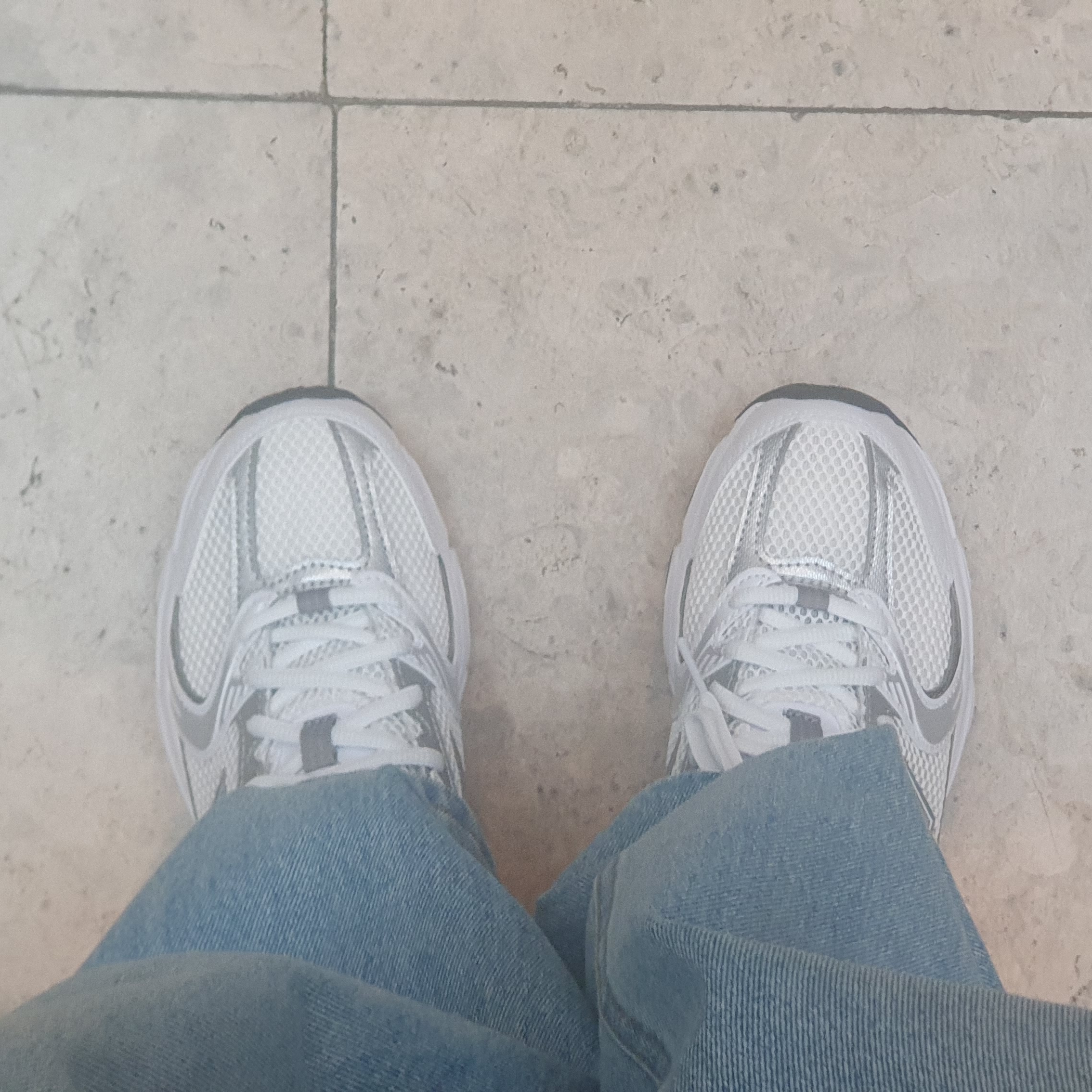 New Balance 530 White Silver 착용 스타일 - 4