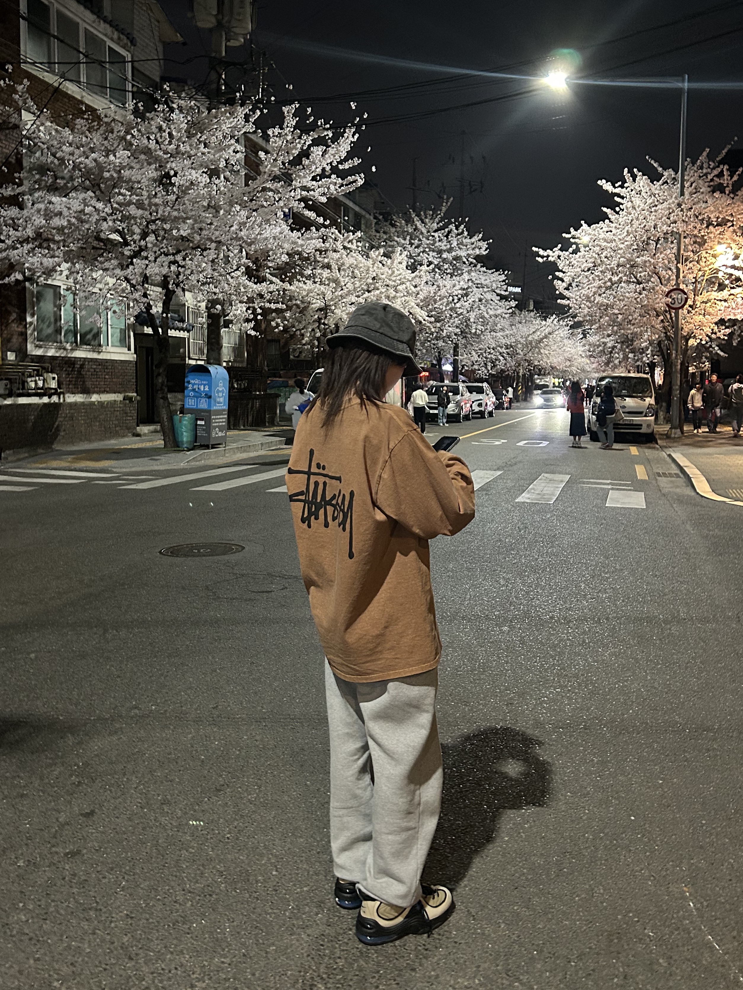 Stussy Washed Stock Bucket Hat Charcoal, Nike x Stussy Air Penny II Rattan and Limestone 착용 스타일 - 1