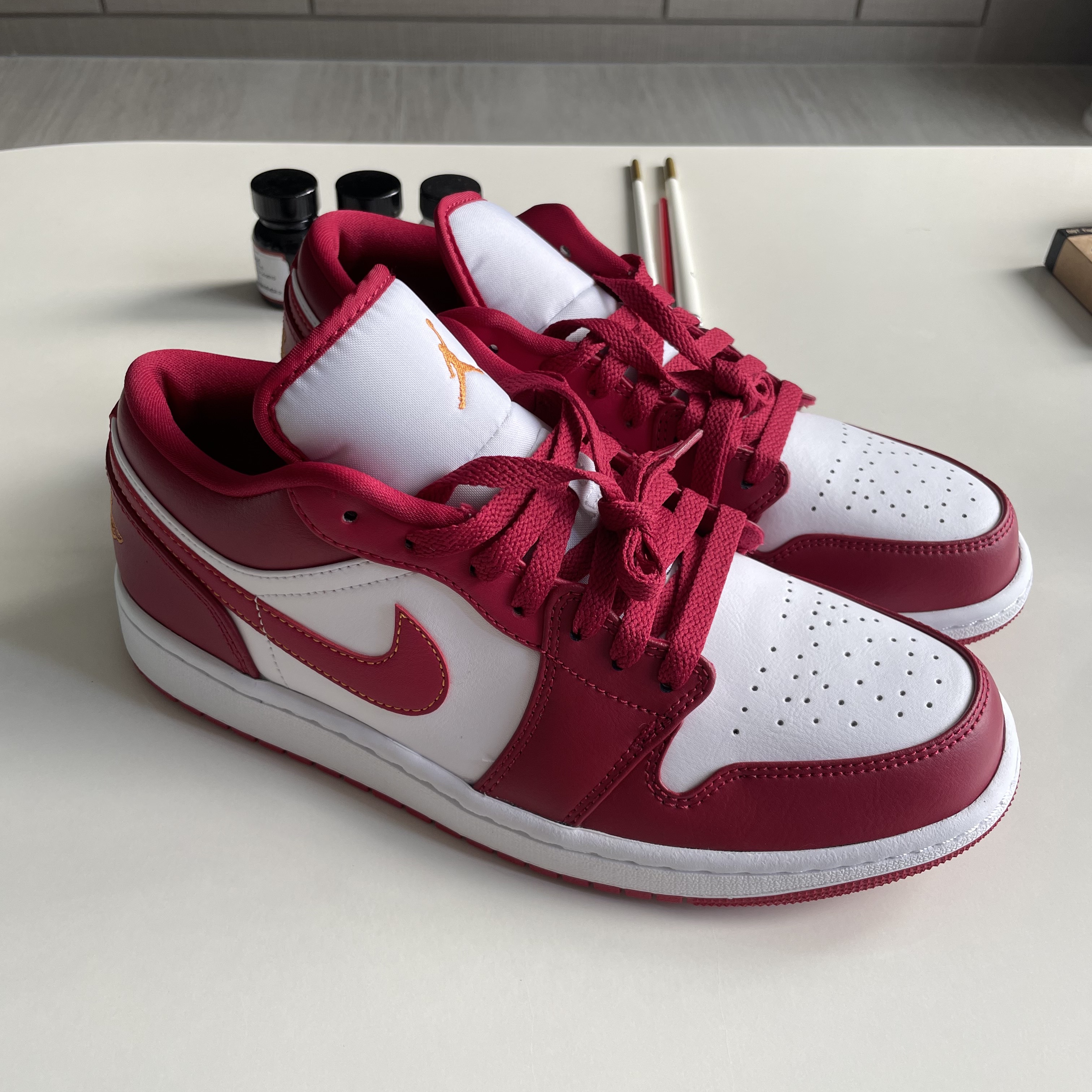 Jordan 1 Low Cardinal Red 착용 스타일 - 1
